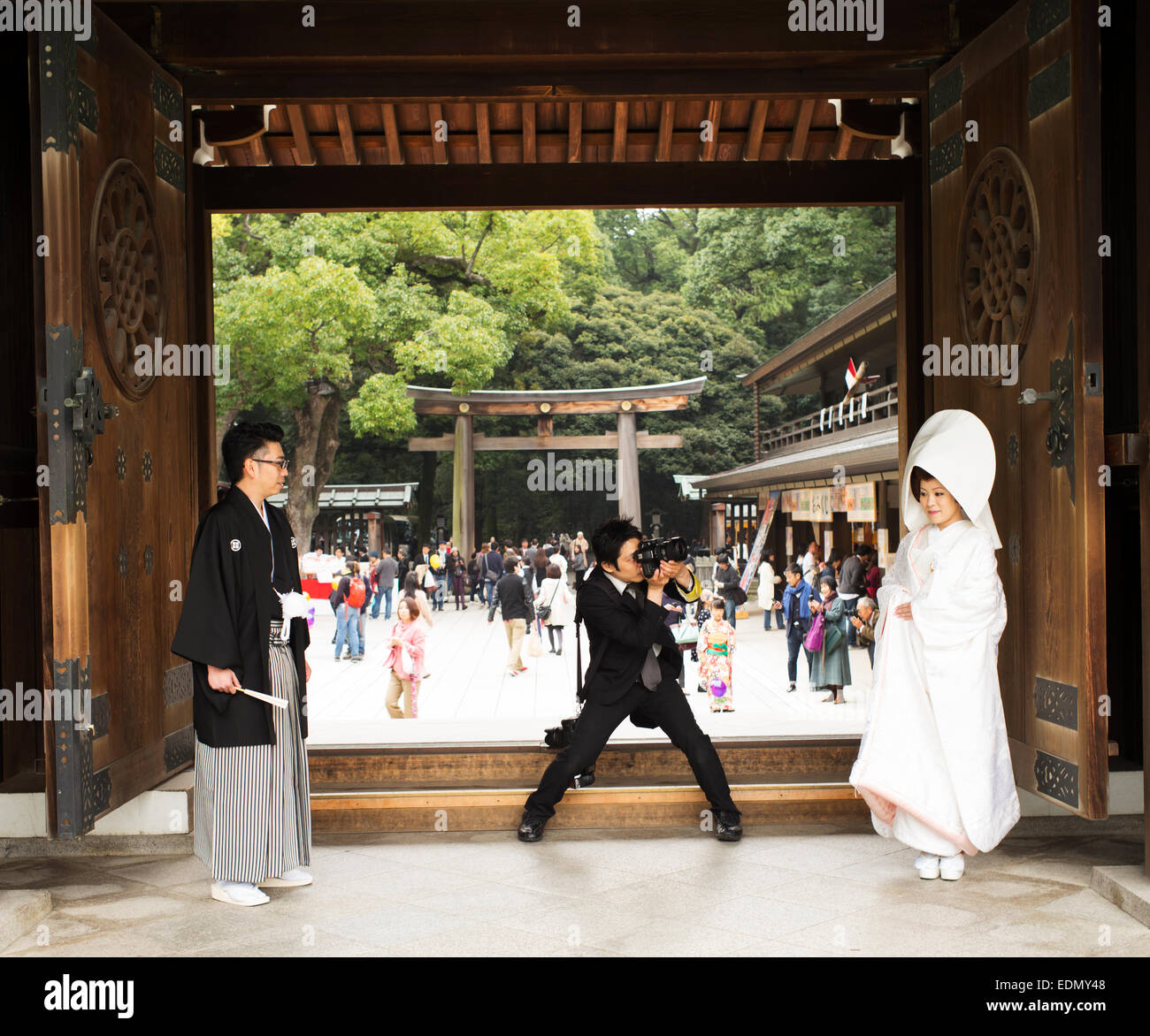Matrimonio giapponese cerimonia al Tempio di Meiji, Tokyo, Giappone. Foto Stock
