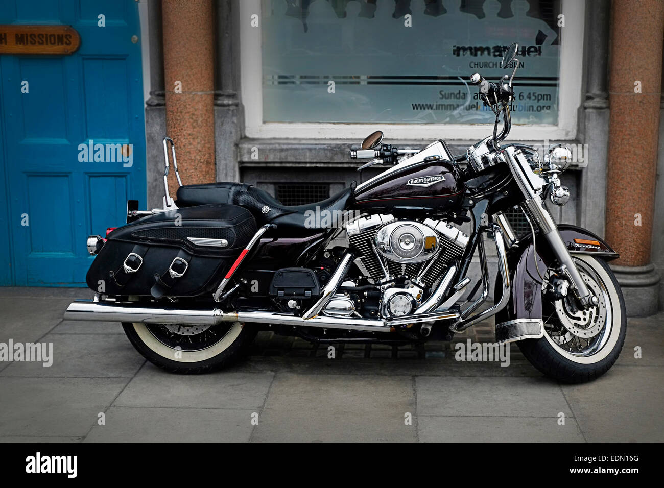 Harley Davidson Road King moto nero cromato e Dublino Irlanda Foto Stock