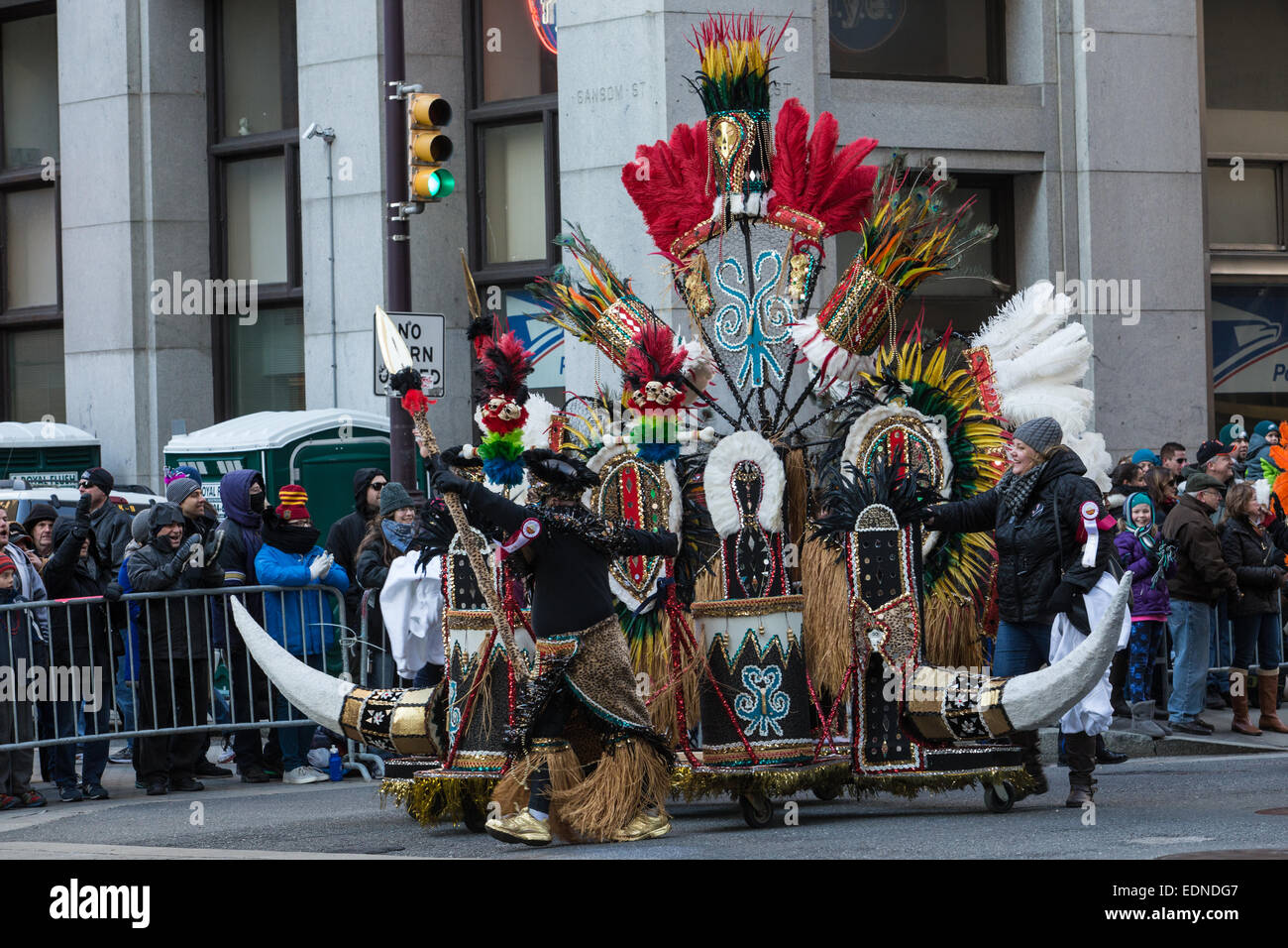 Elaborare visualizza sono tirati da Mummers nella parata annuale/ Foto Stock