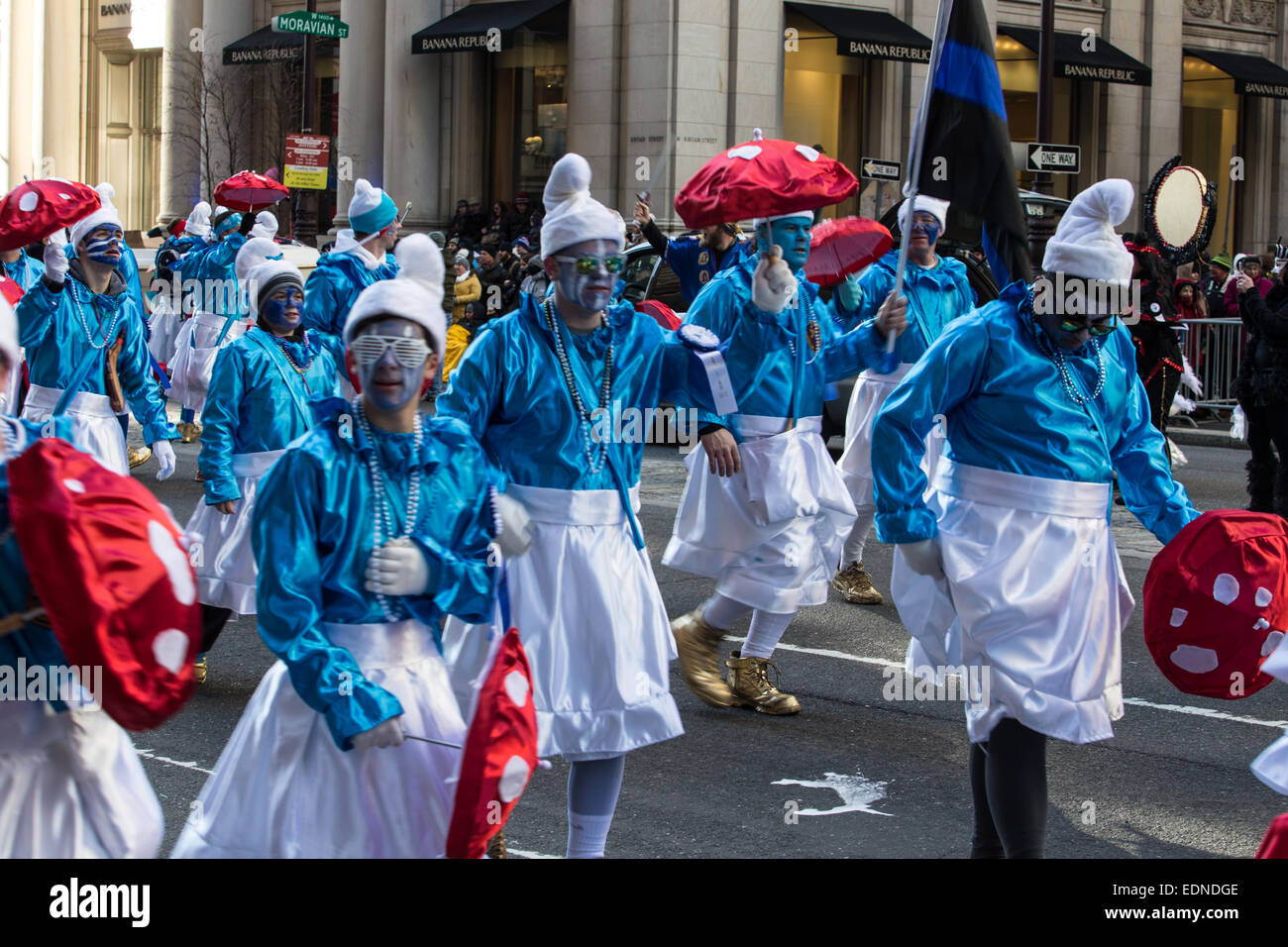 Elaborare cosyums sono indossati da Mummers nella parata annuale. Foto Stock