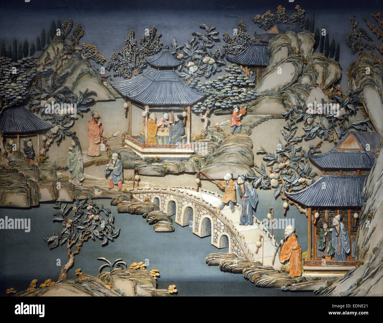 Tinta avorio motivi in rilievo su un pannello intarsiato. Dinastia Qing. Il Museo di Shanghai. Foto Stock