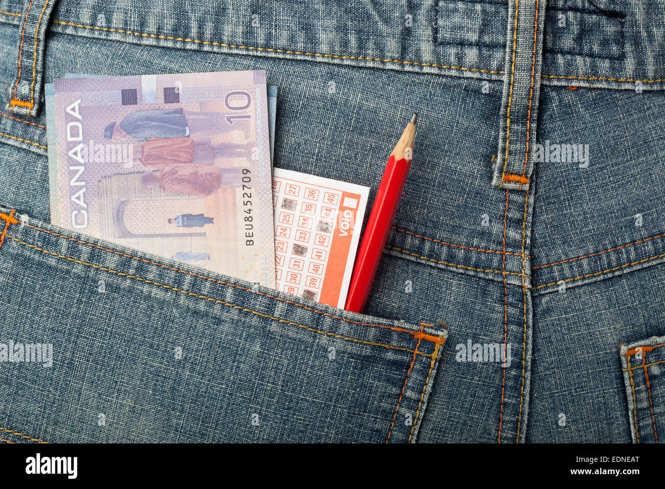 Canadian denaro e scommesse lotteria scivolare in tasca posteriore Foto Stock