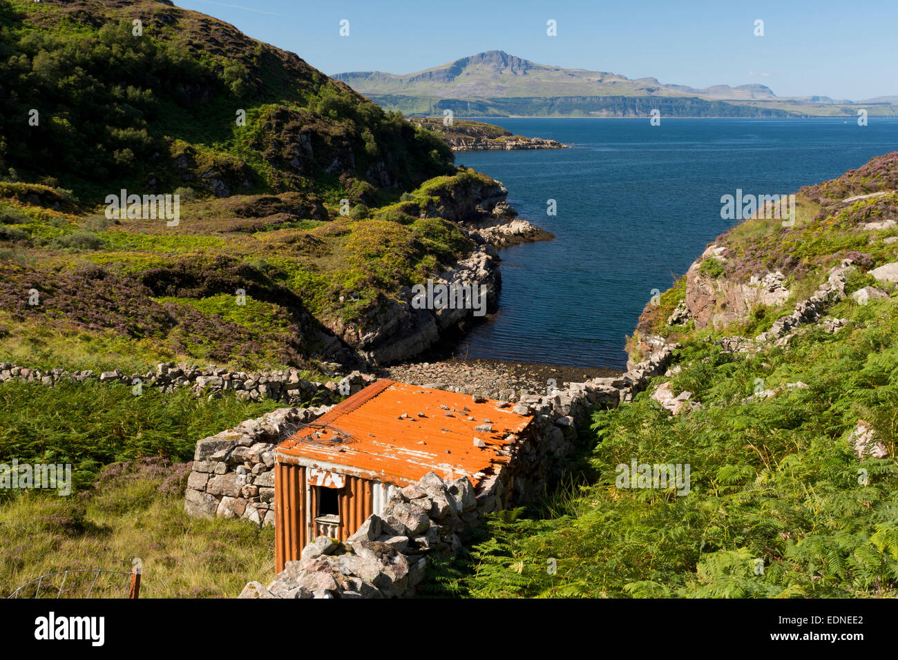 Capanna e vista di Skye da strada calums raasay Foto Stock