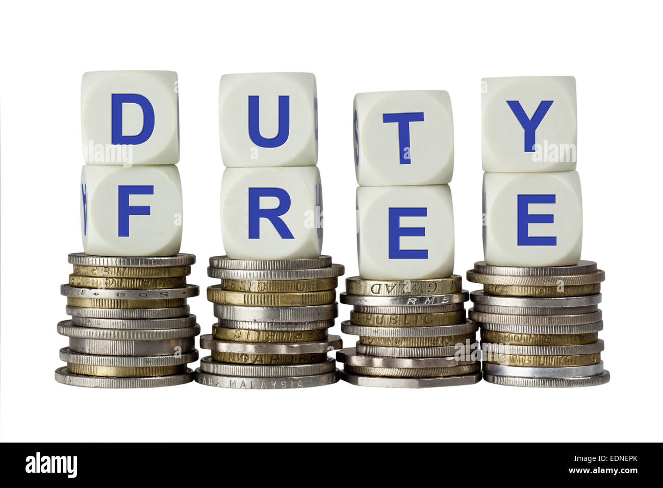Pile di monete con la dicitura DUTY FREE isolato su sfondo bianco Foto Stock