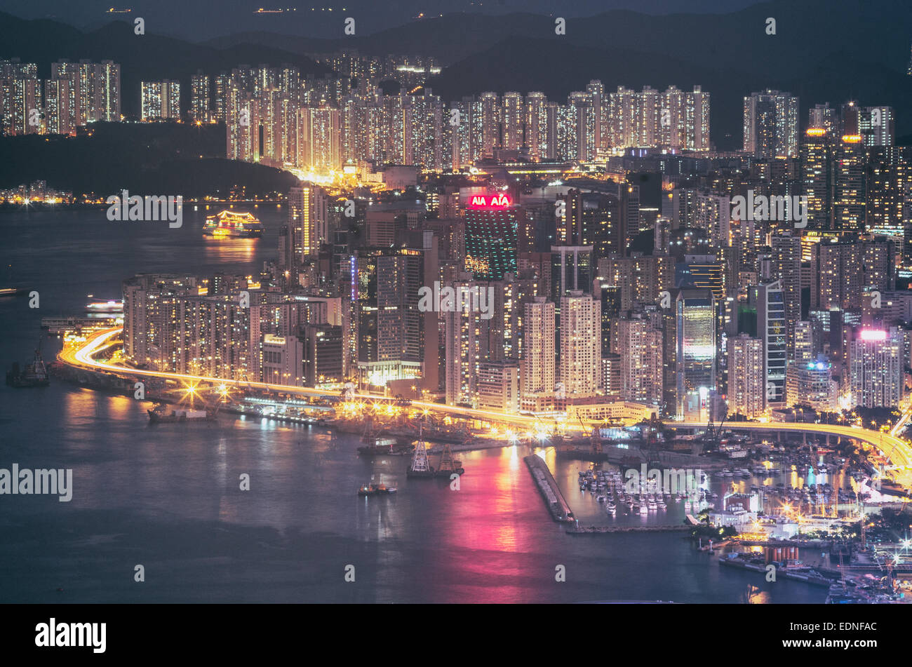 Vista notturna di Hong Kong, città con alta densità di popolazione. Foto Stock