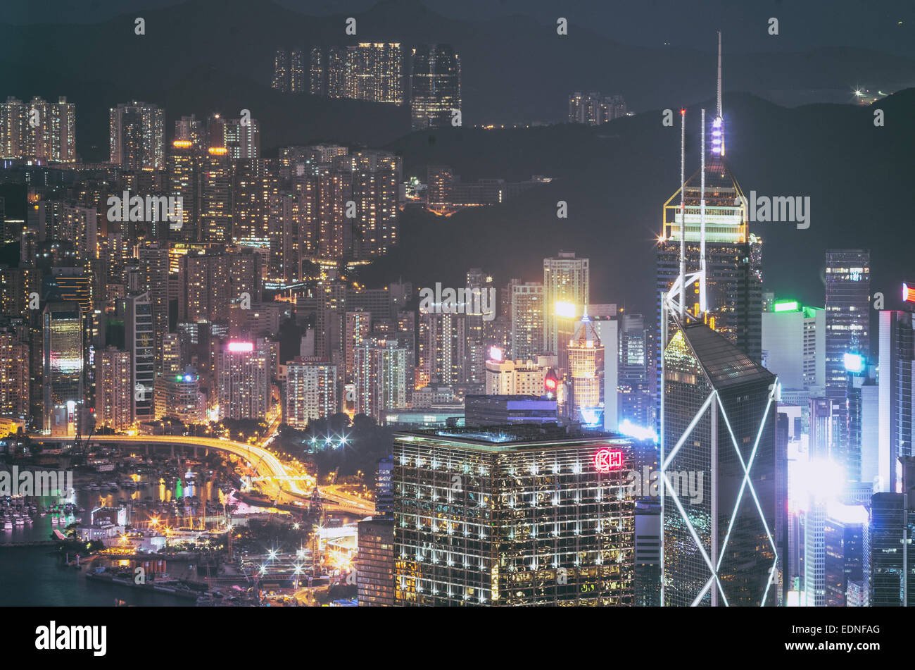 Vista notturna di Hong Kong, città con alta densità di popolazione. Foto Stock
