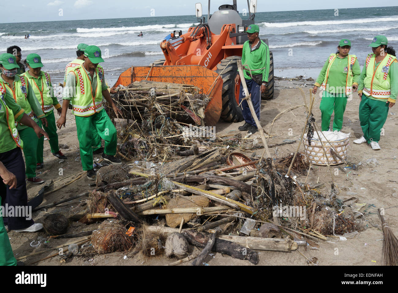 Bidello per ripulire il cestino in Kuta Beach, Bali Indonesia. Kuta è una delle spiagge più famose del mondo. Foto Stock