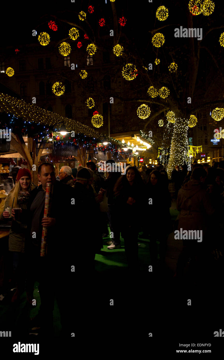 Le luci di Natale presso il Mercatino di Natale in Piazza Vorosmarty, Budapest, Ungheria. Europa Foto Stock