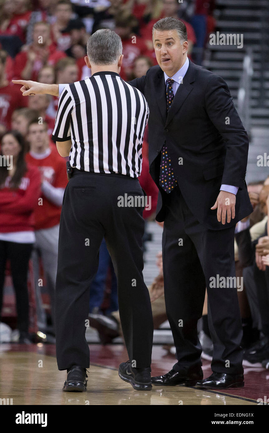 7 gennaio 2015: Pullman Purdue Matt pittore discute una chiamata durante il NCAA pallacanestro tra il Wisconsin Badgers e Purdue Boilermakers a Kohl Center a Madison, WI. Wisconsin sconfitto Purdue 62-55. John Fisher/CSM Foto Stock