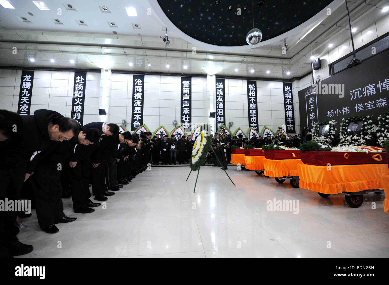 Harbin, la Cina della Provincia di Heilongjiang. 8 Gen, 2015. Persone in lutto per le vittime ai funerali per cinque vigili del fuoco a Harbin, capitale del nord-est della Cina di Provincia di Heilongjiang, 8 gennaio, 2015. Un grave incendio scoppiato in un magazzino a gennaio 2 a Harbin che ha ucciso cinque vigili del fuoco. Del defunto vigili del fuoco, il più giovane aveva 18 anni e il più antico 22. Credito: Wang Song/Xinhua/Alamy Live News Foto Stock