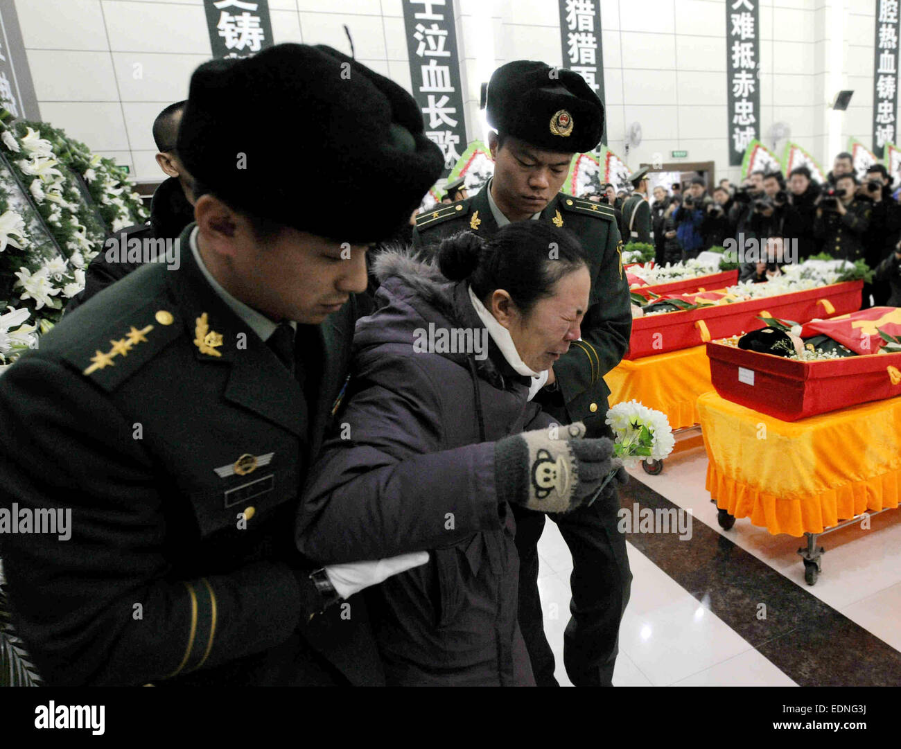 Harbin, la Cina della Provincia di Heilongjiang. 8 Gen, 2015. Una donna grida al funerale per cinque vigili del fuoco a Harbin, capitale del nord-est della Cina di Provincia di Heilongjiang, 8 gennaio, 2015. Un grave incendio scoppiato in un magazzino a gennaio 2 a Harbin che ha ucciso cinque vigili del fuoco. Del defunto vigili del fuoco, il più giovane aveva 18 anni e il più antico 22. Credito: Wang Song/Xinhua/Alamy Live News Foto Stock