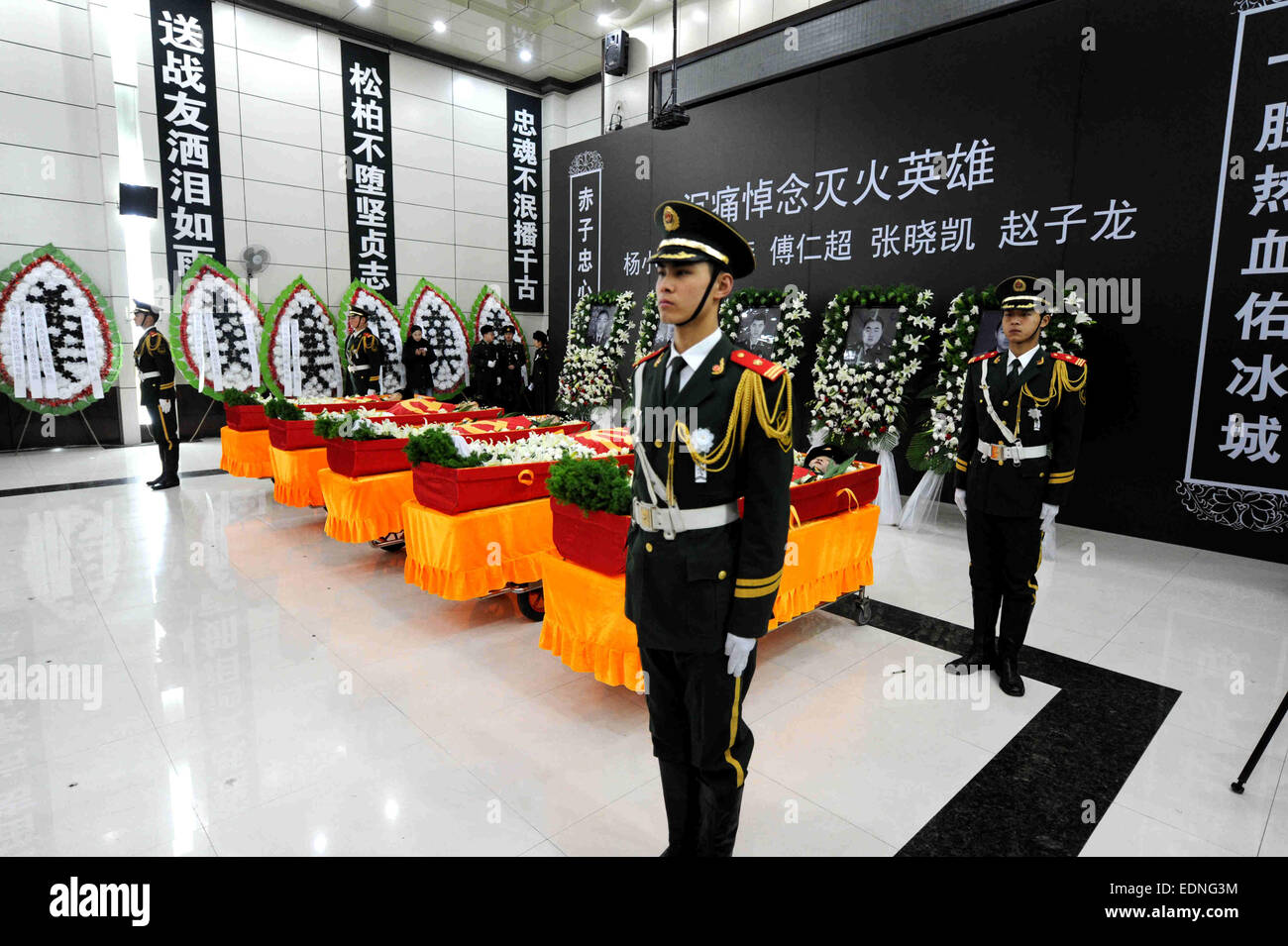 Harbin, la Cina della Provincia di Heilongjiang. 8 Gen, 2015. Soldati stare accanto a scrigni al funerale per cinque vigili del fuoco a Harbin, capitale del nord-est della Cina di Provincia di Heilongjiang, 8 gennaio, 2015. Un grave incendio scoppiato in un magazzino a gennaio 2 a Harbin che ha ucciso cinque vigili del fuoco. Del defunto vigili del fuoco, il più giovane aveva 18 anni e il più antico 22. Credito: Wang Song/Xinhua/Alamy Live News Foto Stock