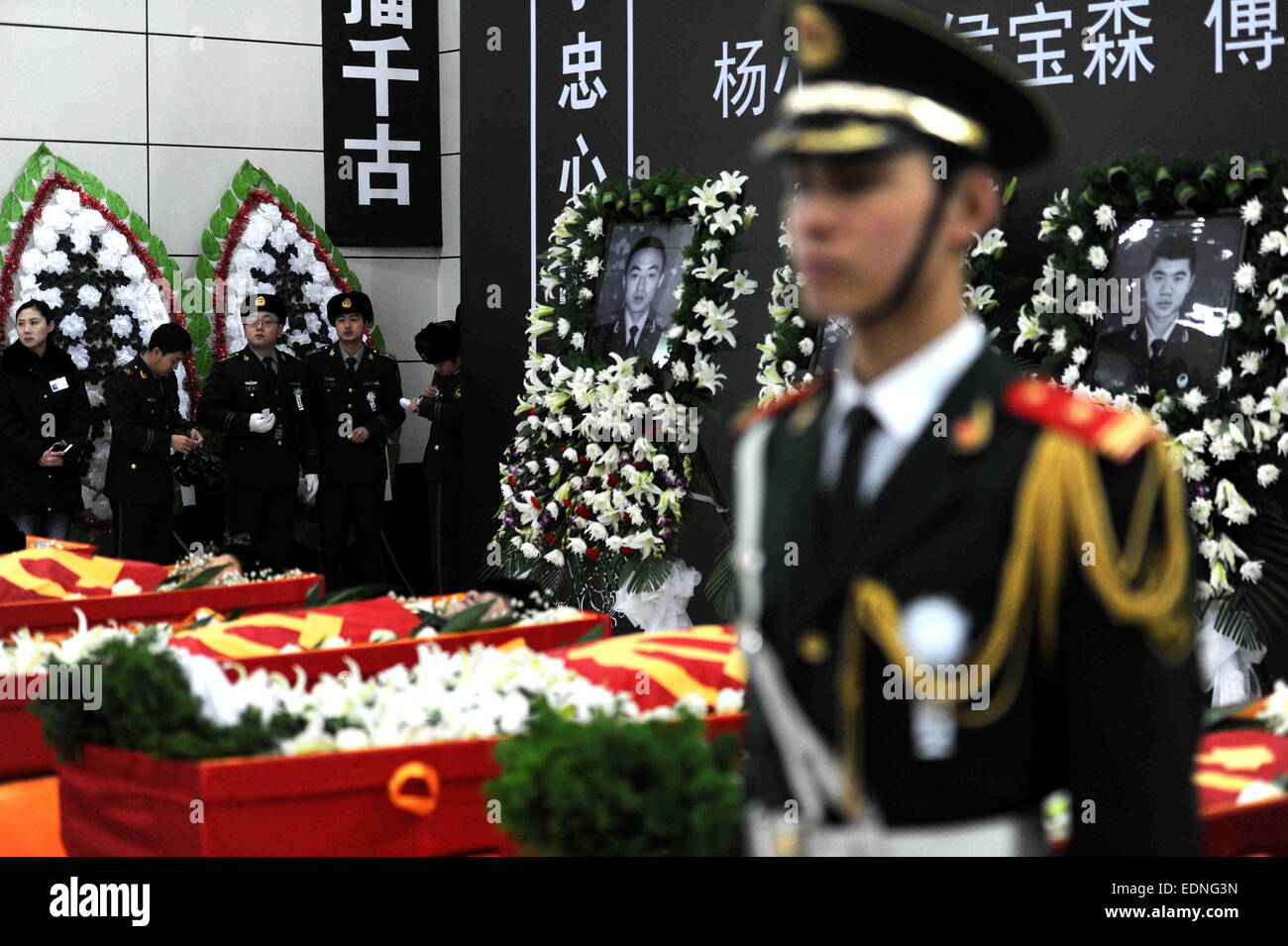 Harbin, la Cina della Provincia di Heilongjiang. 8 Gen, 2015. Un soldato si erge accanto al scrigni al funerale per cinque vigili del fuoco a Harbin, capitale del nord-est della Cina di Provincia di Heilongjiang, 8 gennaio, 2015. Un grave incendio scoppiato in un magazzino a gennaio 2 a Harbin che ha ucciso cinque vigili del fuoco. Del defunto vigili del fuoco, il più giovane aveva 18 anni e il più antico 22. Credito: Wang Song/Xinhua/Alamy Live News Foto Stock