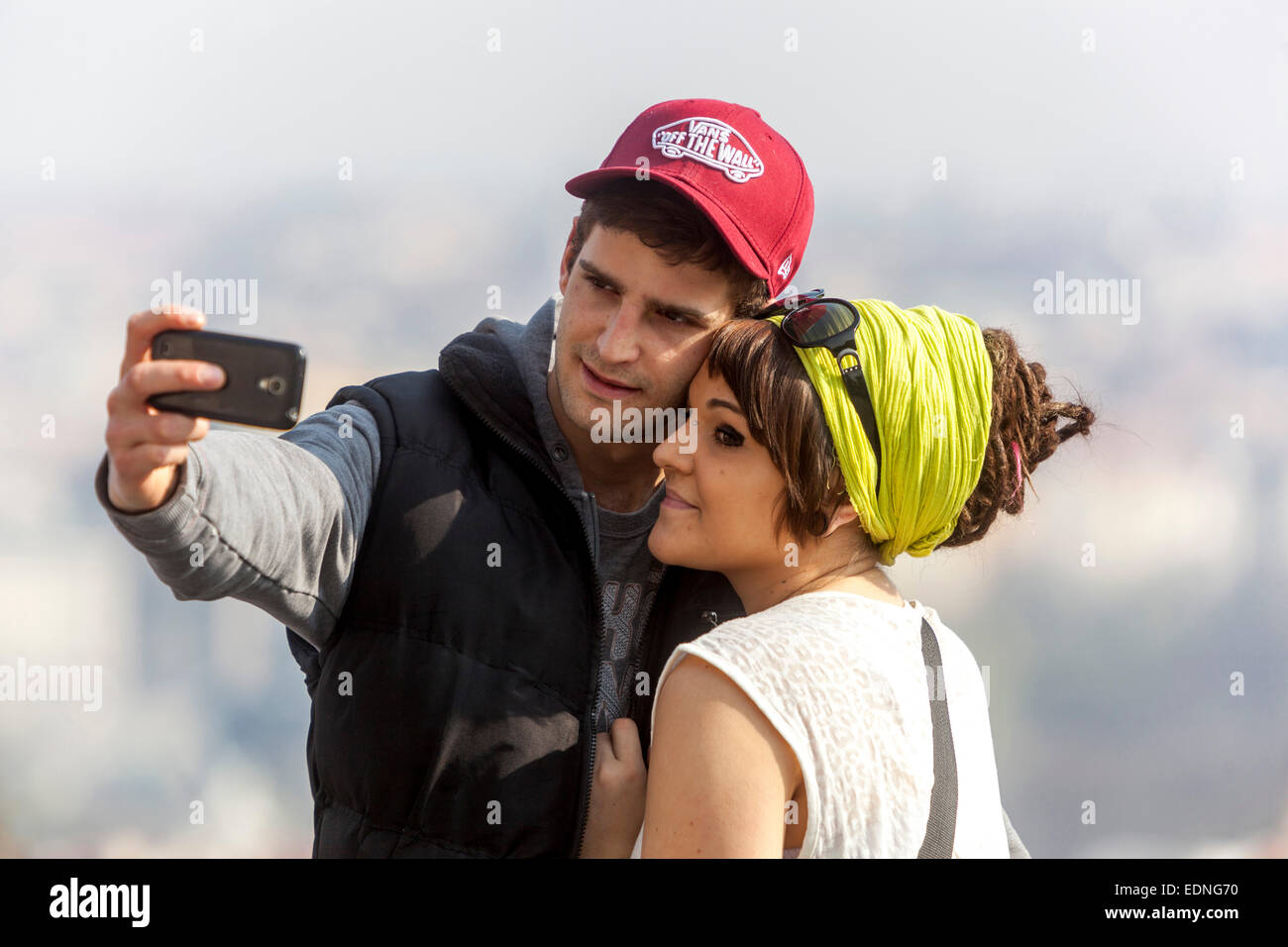 Coppia romancing spara un selfie mobile, Praga Repubblica Ceca Praga coppia romantica Foto Stock