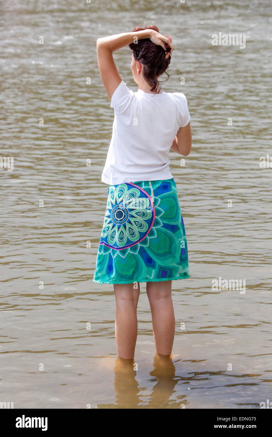 Donna in piedi nell'acqua, donna nell'acqua Foto Stock