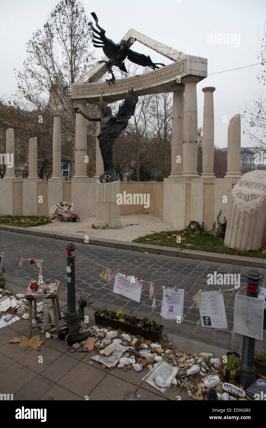 Un memoriale sulla piazza Szabadsag ricordare macellati gli ebrei, Budapest, Ungheria, Europa Foto Stock