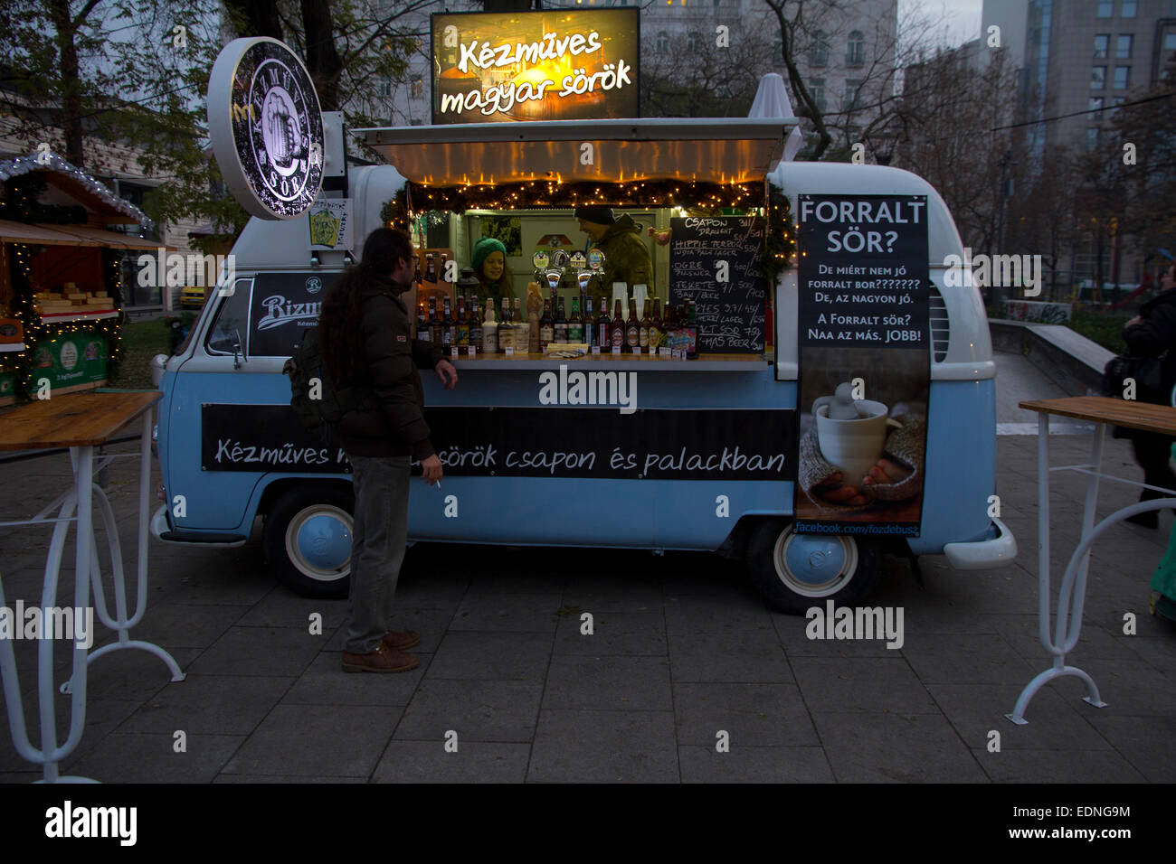 Un vintage VW camper, convertito in un punto di ristoro, visto ad uno dei mercatini di Natale di Budapest, Ungheria, Europa Foto Stock