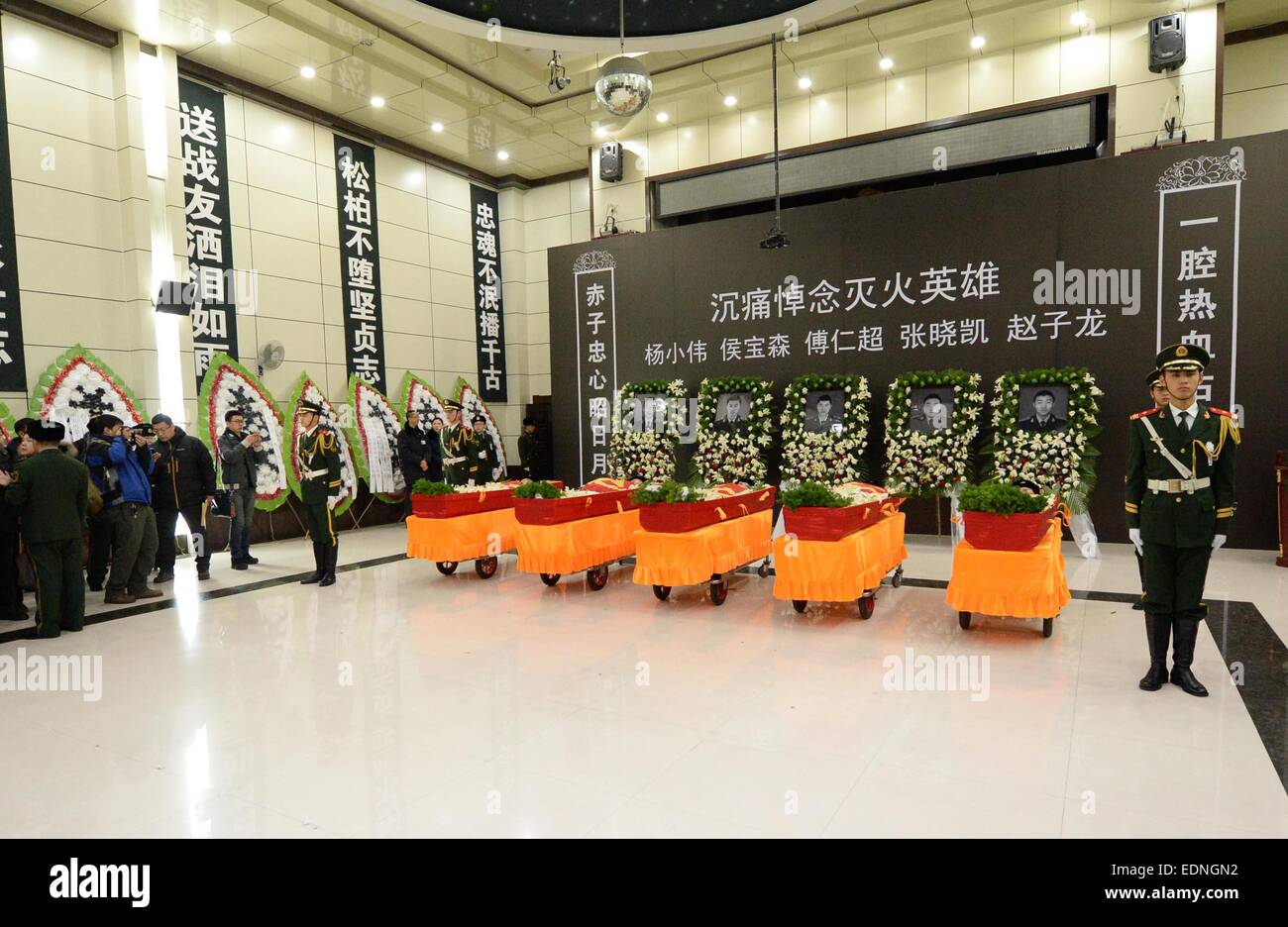 Harbin, la Cina della Provincia di Heilongjiang. 8 Gen, 2015. Soldati stare accanto a scrigni al funerale per cinque vigili del fuoco a Harbin, capitale del nord-est della Cina di Provincia di Heilongjiang, 8 gennaio, 2015. Un grave incendio scoppiato in un magazzino a gennaio 2 a Harbin che ha ucciso cinque vigili del fuoco. Del defunto vigili del fuoco, il più giovane aveva 18 anni e il più antico 22. Credito: Wang Kai/Xinhua/Alamy Live News Foto Stock