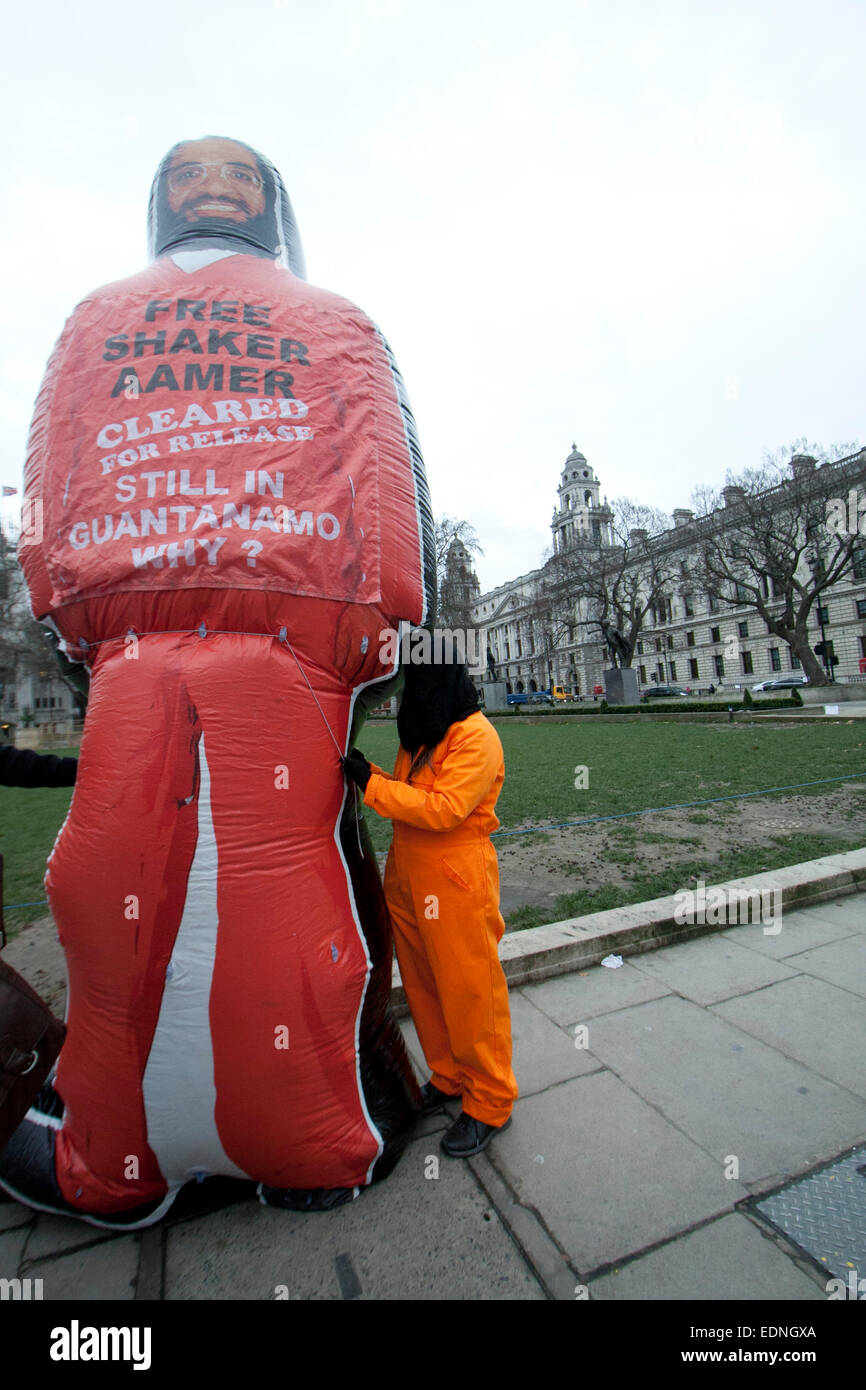 Westminster, Londra, Regno Unito. Il 7 gennaio, 2015. Un piccolo gruppo di manifestanti che indossano cappucci neri e vestito in arancione caldaia adatta per una messa in scena di una protesta al di fuori del Parlamento alla libera Shaker Aamer chi è tenuto a Guantanamo Cuba senza alcun addebito sul tredicesimo anniversario della 911 attacchi terroristici Credito: amer ghazzal/Alamy Live News Foto Stock