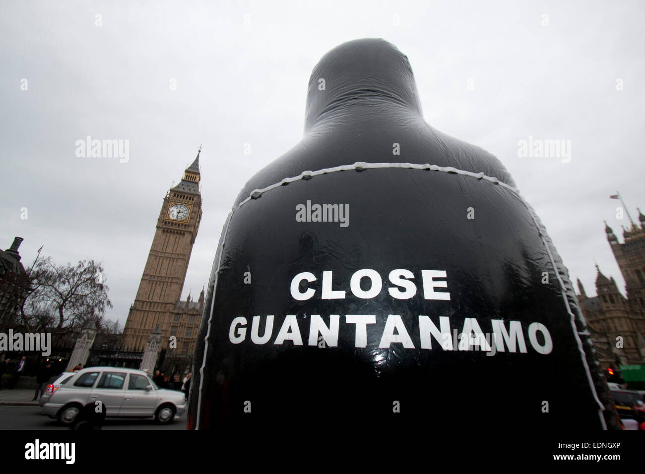 Westminster, Londra, Regno Unito. Il 7 gennaio, 2015. Un piccolo gruppo di manifestanti che indossano cappucci neri e vestito in arancione caldaia adatta per una messa in scena di una protesta al di fuori del Parlamento alla libera Shaker Aamer chi è tenuto a Guantanamo Cuba senza alcun addebito sul tredicesimo anniversario della 911 attacchi terroristici Credito: amer ghazzal/Alamy Live News Foto Stock