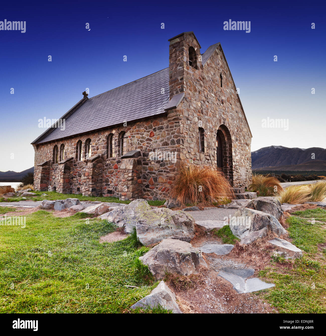 La Chiesa del Buon Pastore di sunrise, il Lago Tekapo, Nuova Zelanda Foto Stock
