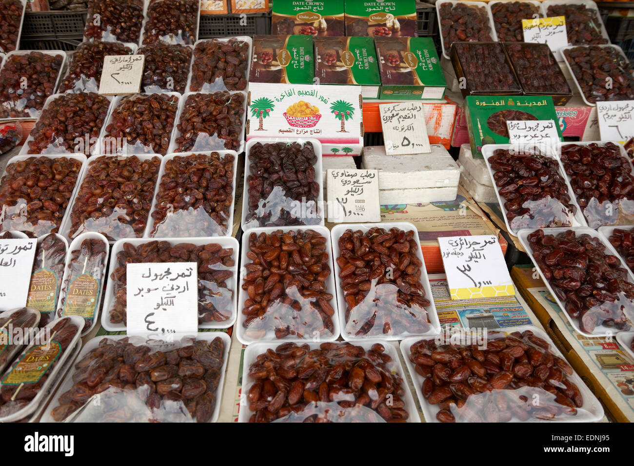Date in vassoi in polistirolo espanso, mercato, Amman, Giordania Foto Stock