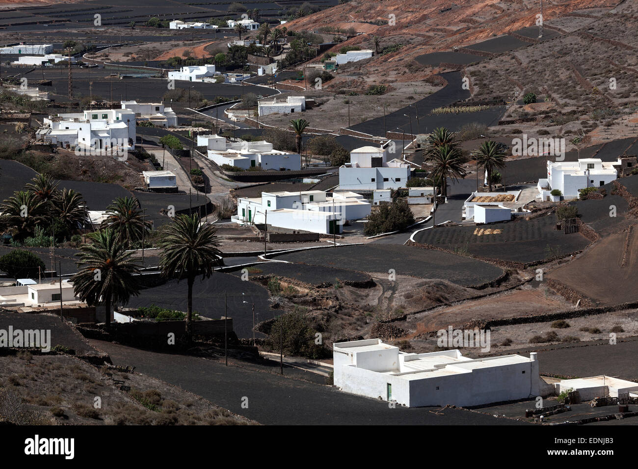 I campi di lava di edifici bianchi, Los Valles, Lanzarote, Isole Canarie, Spagna Foto Stock