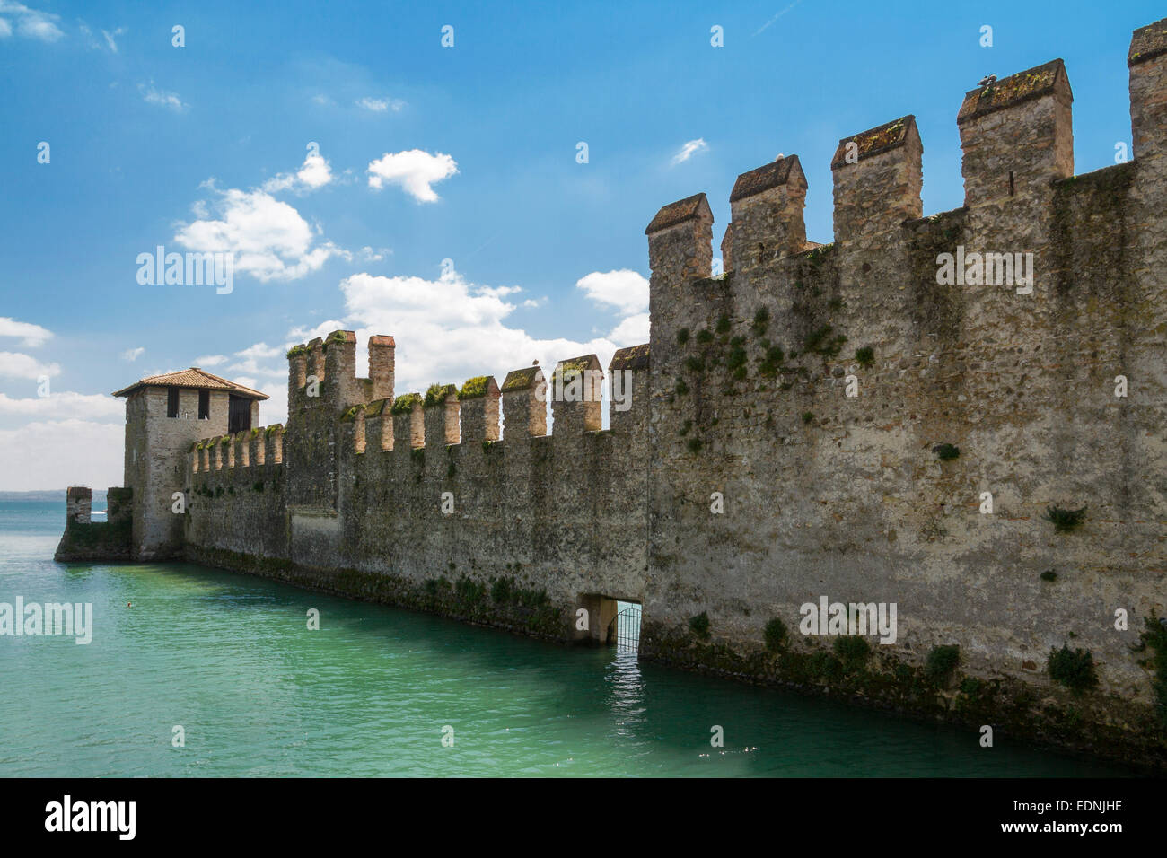 Parete di tamponamento del Castello Scaligero, Castello Scaligero, il Lago di Garda e Sirmione, provincia di Brescia, Lombardia, Italia Foto Stock