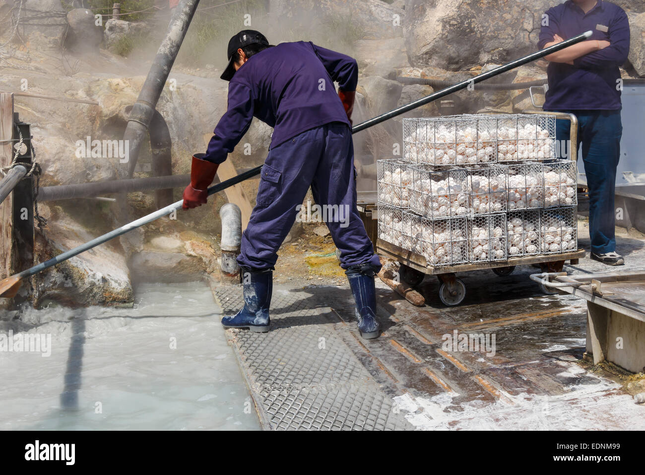 Lavoratore è bollire le uova in acqua minerale a Valle Owakudani ( Valle Vulcanica con zolfo attivo gli sfiati e le sorgenti di acqua calda in Hakon Foto Stock