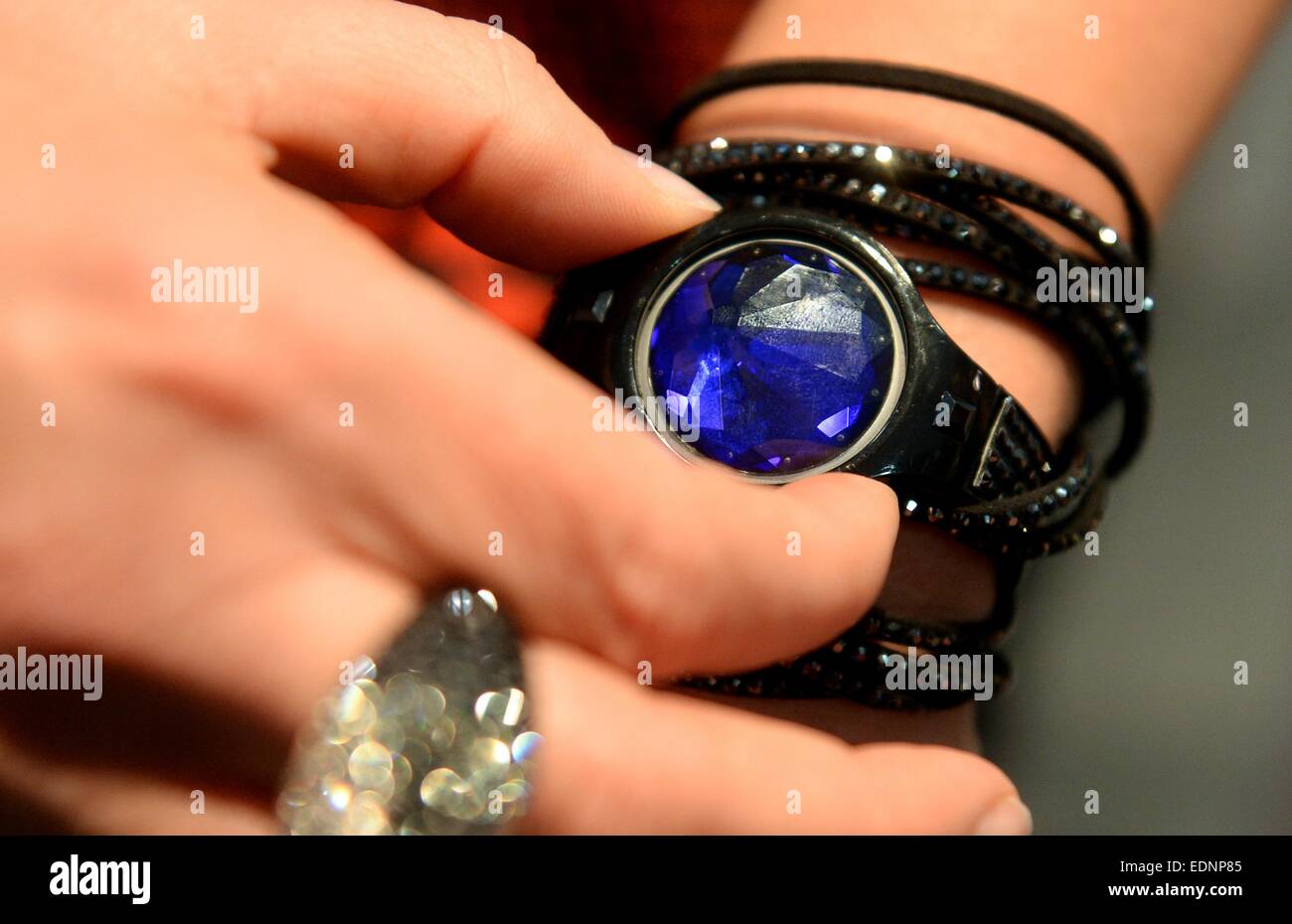 Las Vegas, Nevada, USA. 07Th gen, 2015. Il prototipo di un pezzo di gioielleria da Swarovski mostrato al CES (Consumer Electronics Show di Las Vegas, Nevada, Stati Uniti d'America, 07 gennaio 2015. L'accessorio, attrezzate con luci LED, è alimentato da energia solare. La fiera si svolge dal 06 al 09 gennaio 2015. Foto: BRITTA PEDERSEN/dpa/Alamy Live News Foto Stock