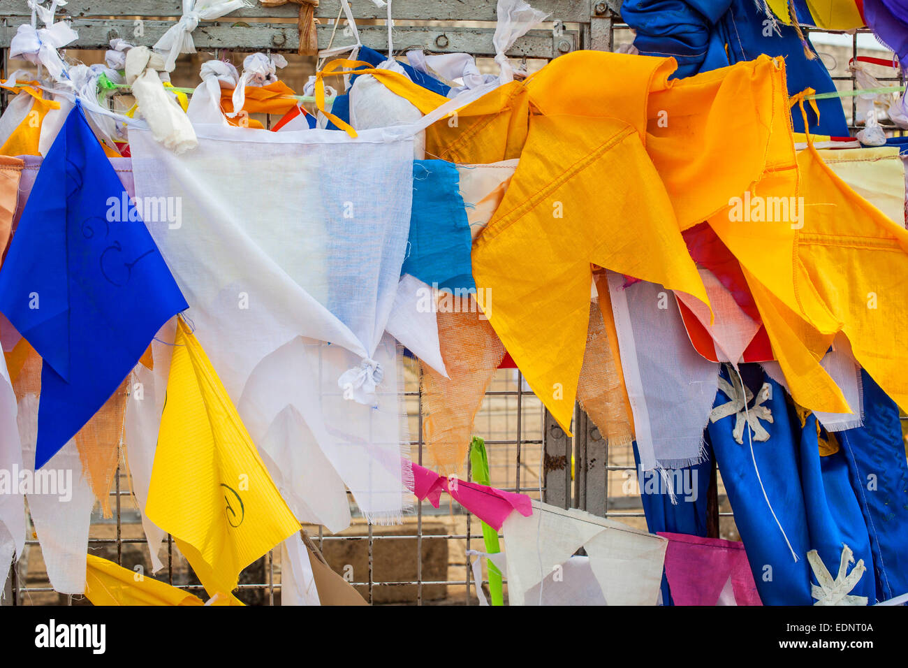 Colorati bandiere di preghiera in un tempio di Sri Lanka Foto Stock