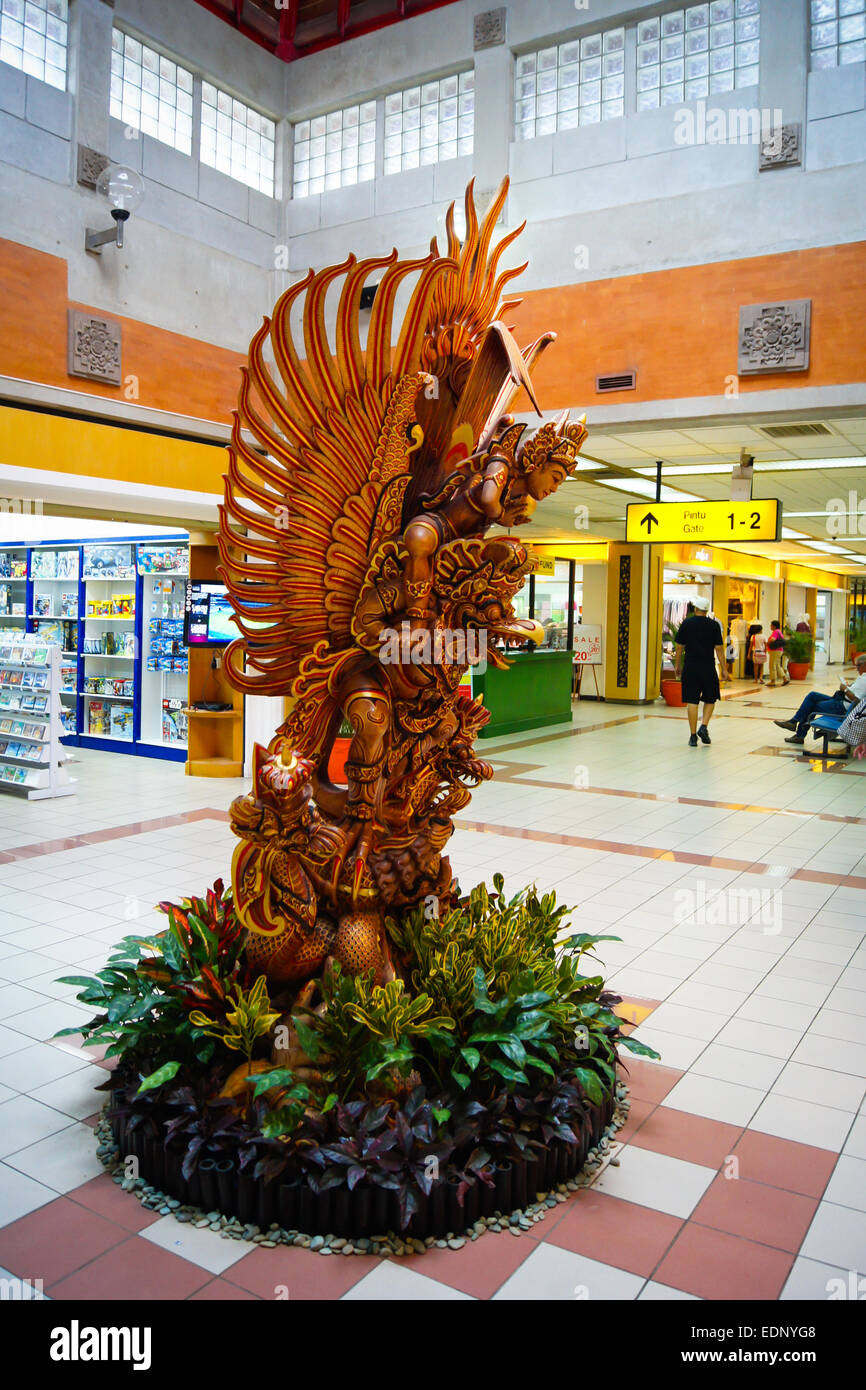 Statua all'Aeroporto Internazionale Ngurah Rai di Bali Foto Stock