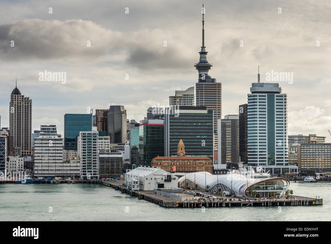 Auckland City Central Business District & waterfront con la Sky Tower in background Foto Stock