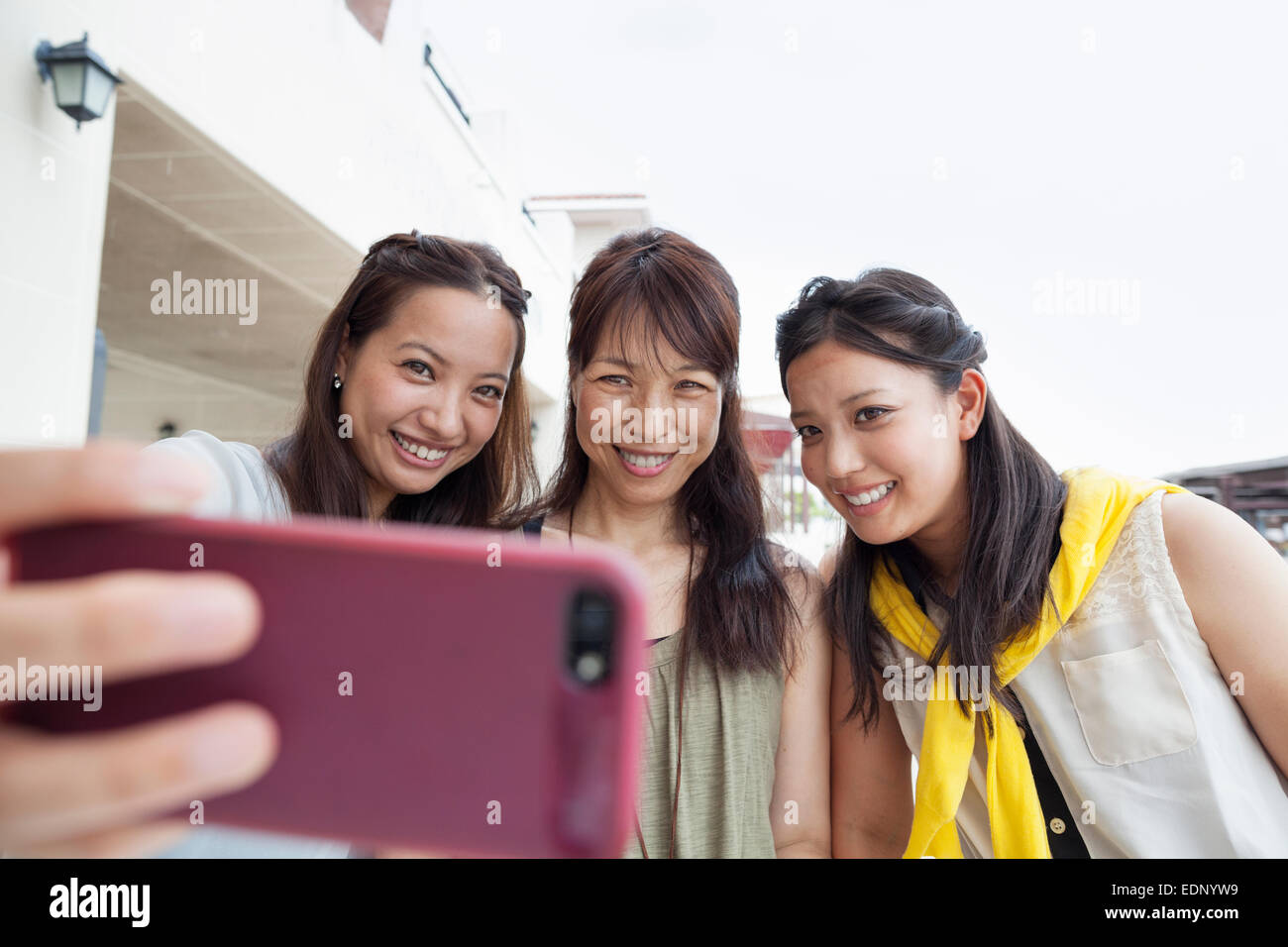 Tre donne che prendono un selfie. Foto Stock