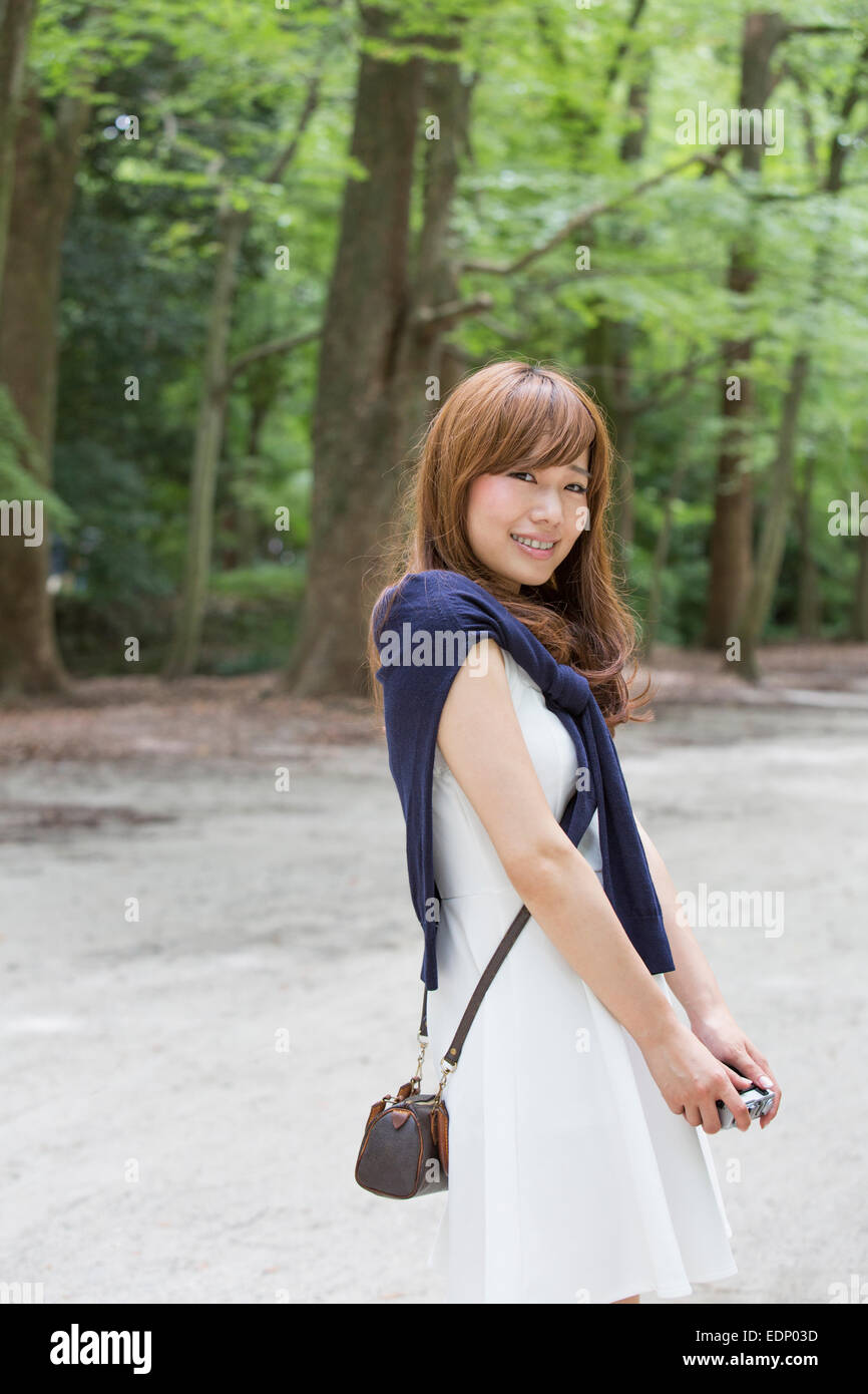 Una donna in un parco di Kyoto in posa per una fotografia. Foto Stock