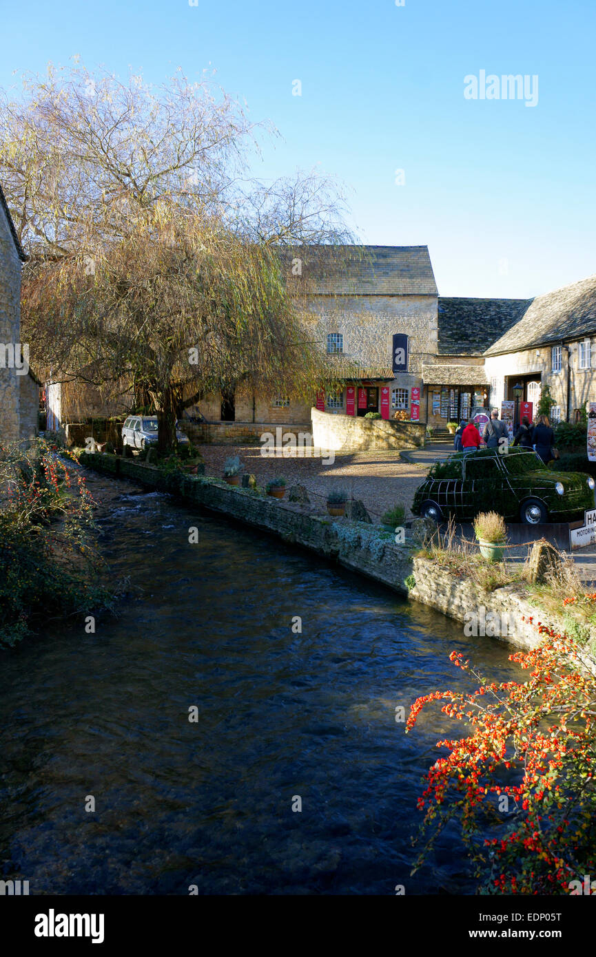 Il Cotswold Motor Museum accanto al Fiume Windrush a Bourton-on-the-acqua, Gloucestershire, Inghilterra. Foto Stock