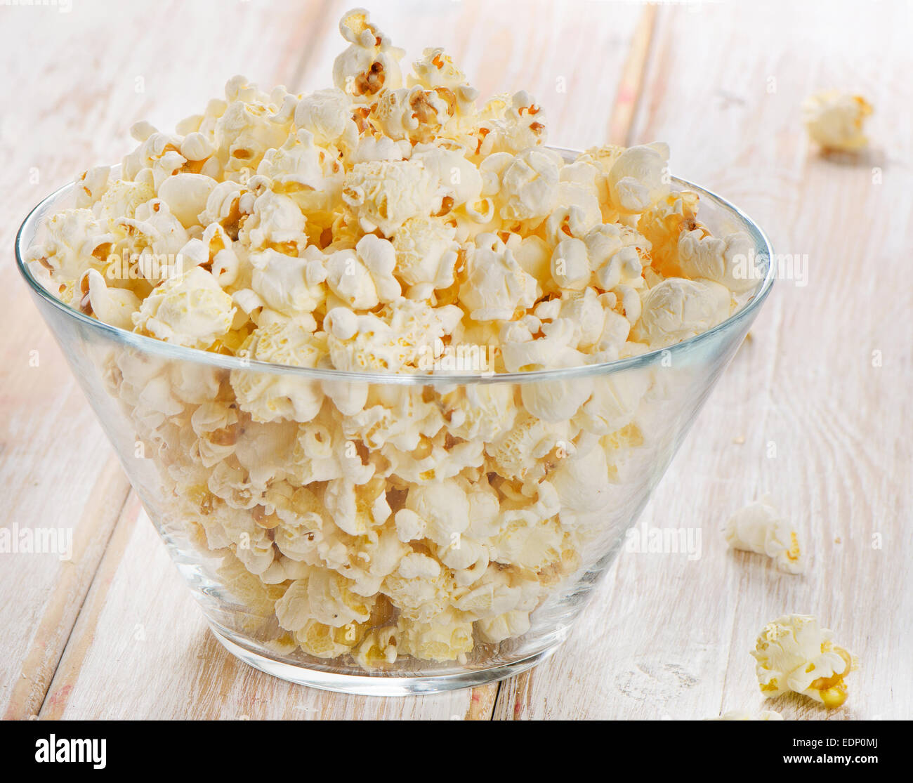 Il Popcorn in recipiente di vetro su di un tavolo di legno. Messa a fuoco selettiva Foto Stock