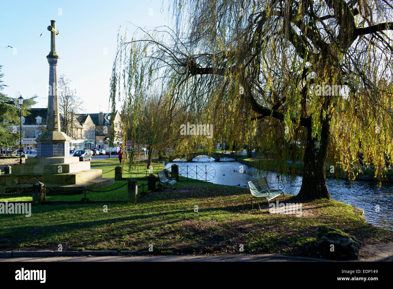 Memoriale di guerra accanto al Fiume Windrush a Bourton-on-the-acqua, Gloucestershire, Inghilterra. Foto Stock