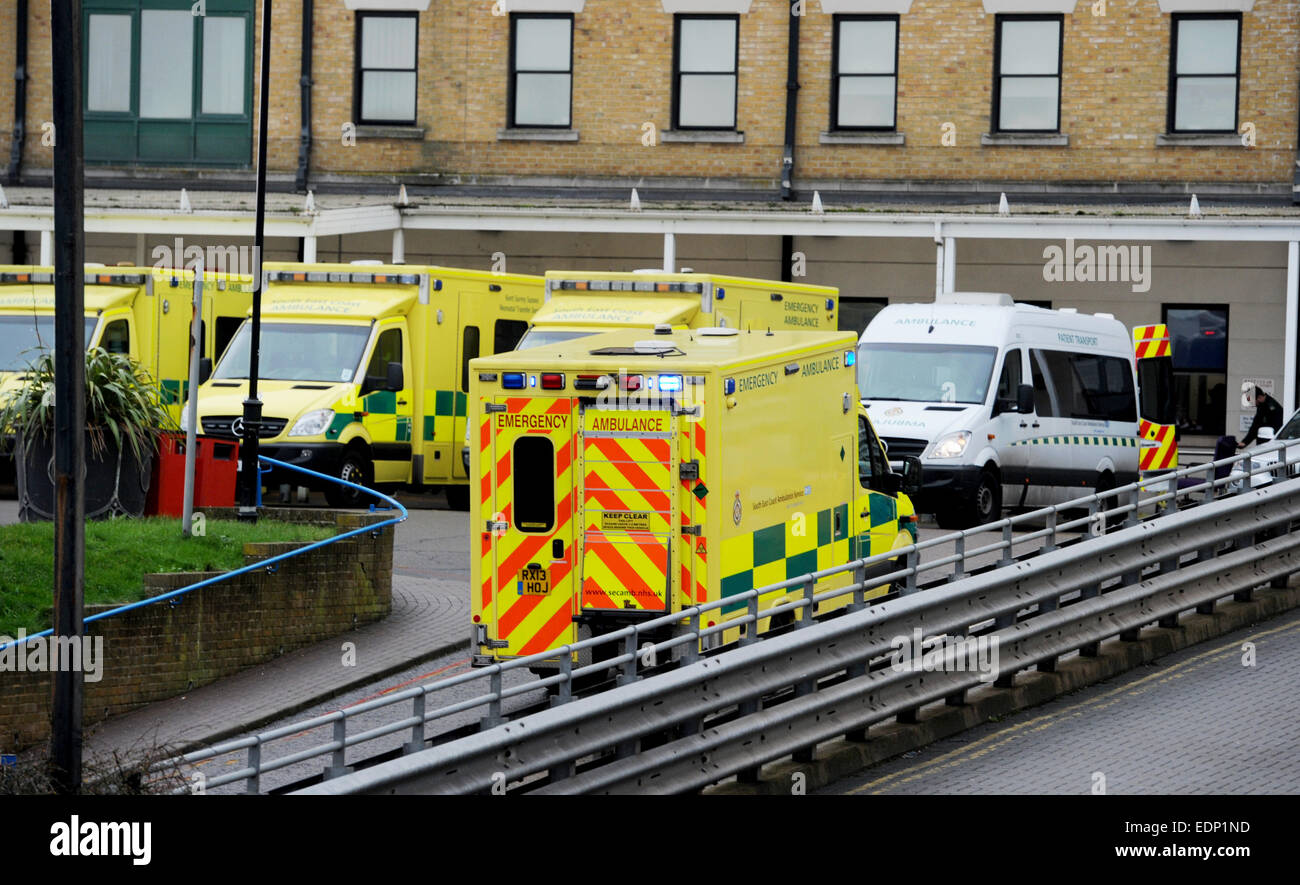 Le ambulanze schierate al di fuori del Pronto Soccorso di Brighton Royal Sussex County Hospital REGNO UNITO RSCH Foto Stock