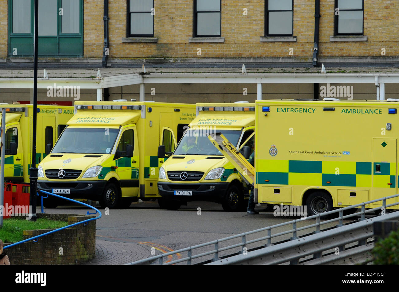 Le ambulanze schierate al di fuori del Pronto Soccorso di Brighton Royal Sussex County Hospital REGNO UNITO RSCH Foto Stock