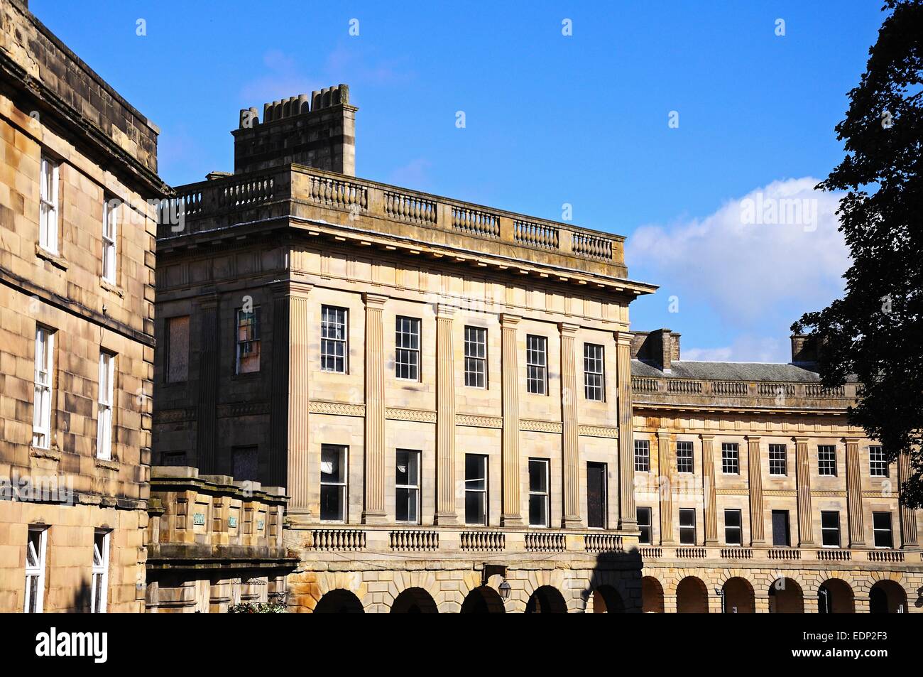 Vista frontale del Buxton Crescent, Buxton, Derbyshire, Inghilterra, Regno Unito, Europa occidentale. Foto Stock