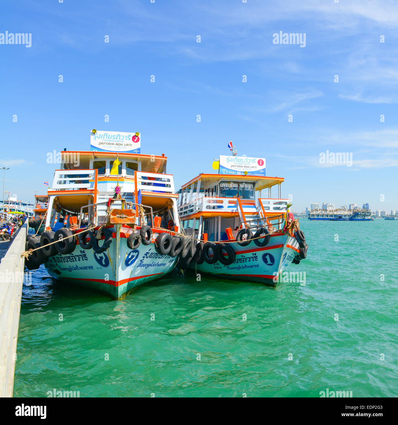 PATTAYA, Tailandia - 29 dicembre : nave passeggeri al parco imbarcazioni per i visitatori del porto con la costa della città di Pattaya in Dicembre Foto Stock