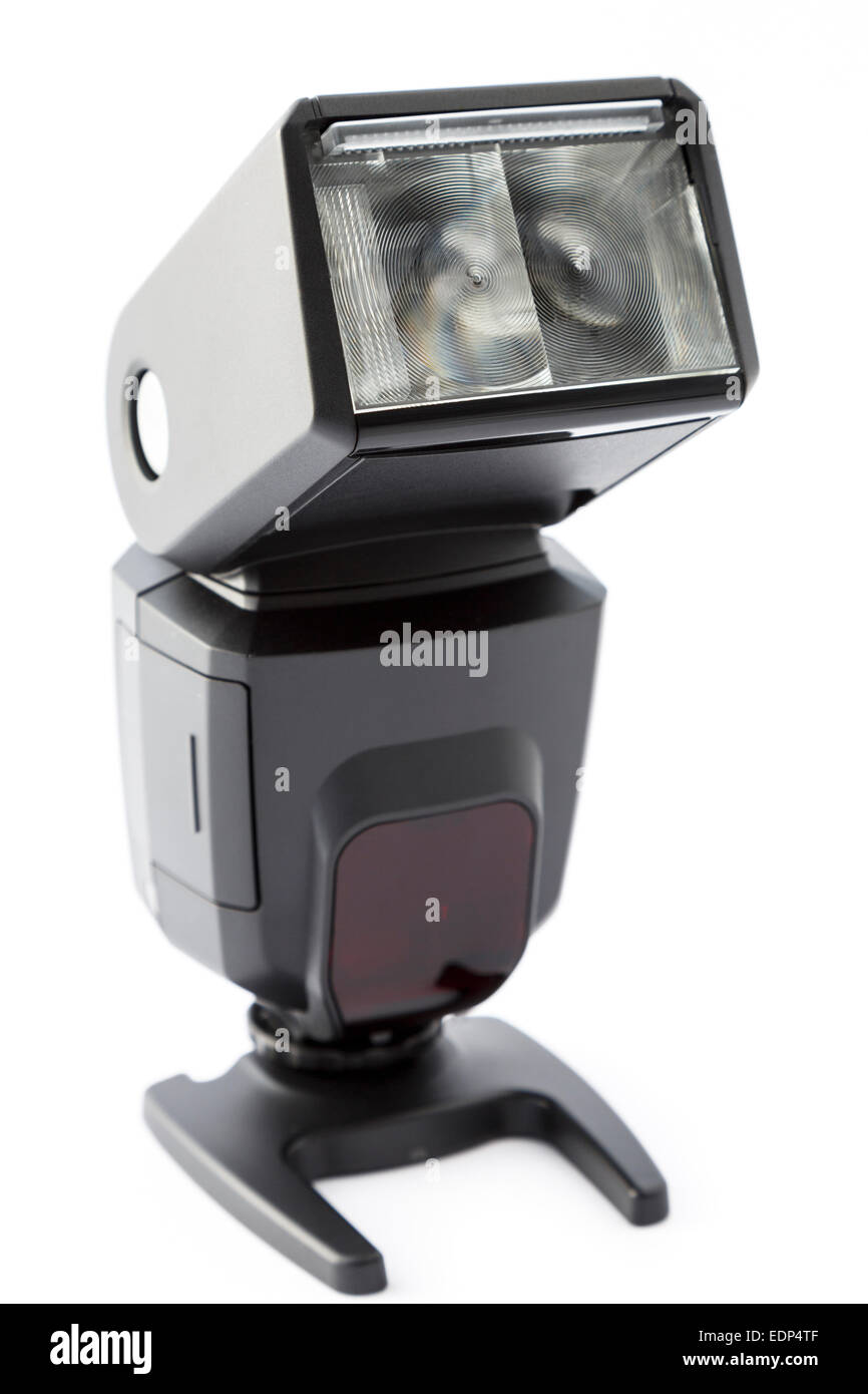 Hotshoe elettronico flash fotocamera flashgun con un angolo di inclinazione della testa del flash isolato su uno sfondo bianco Foto Stock