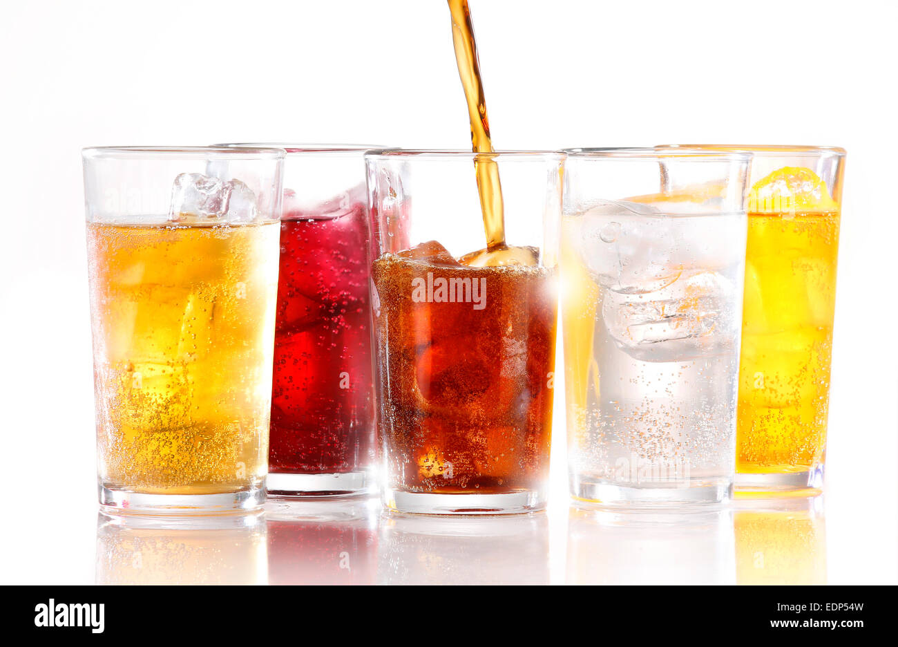 Bevande con ghiaccio venga versato Foto Stock