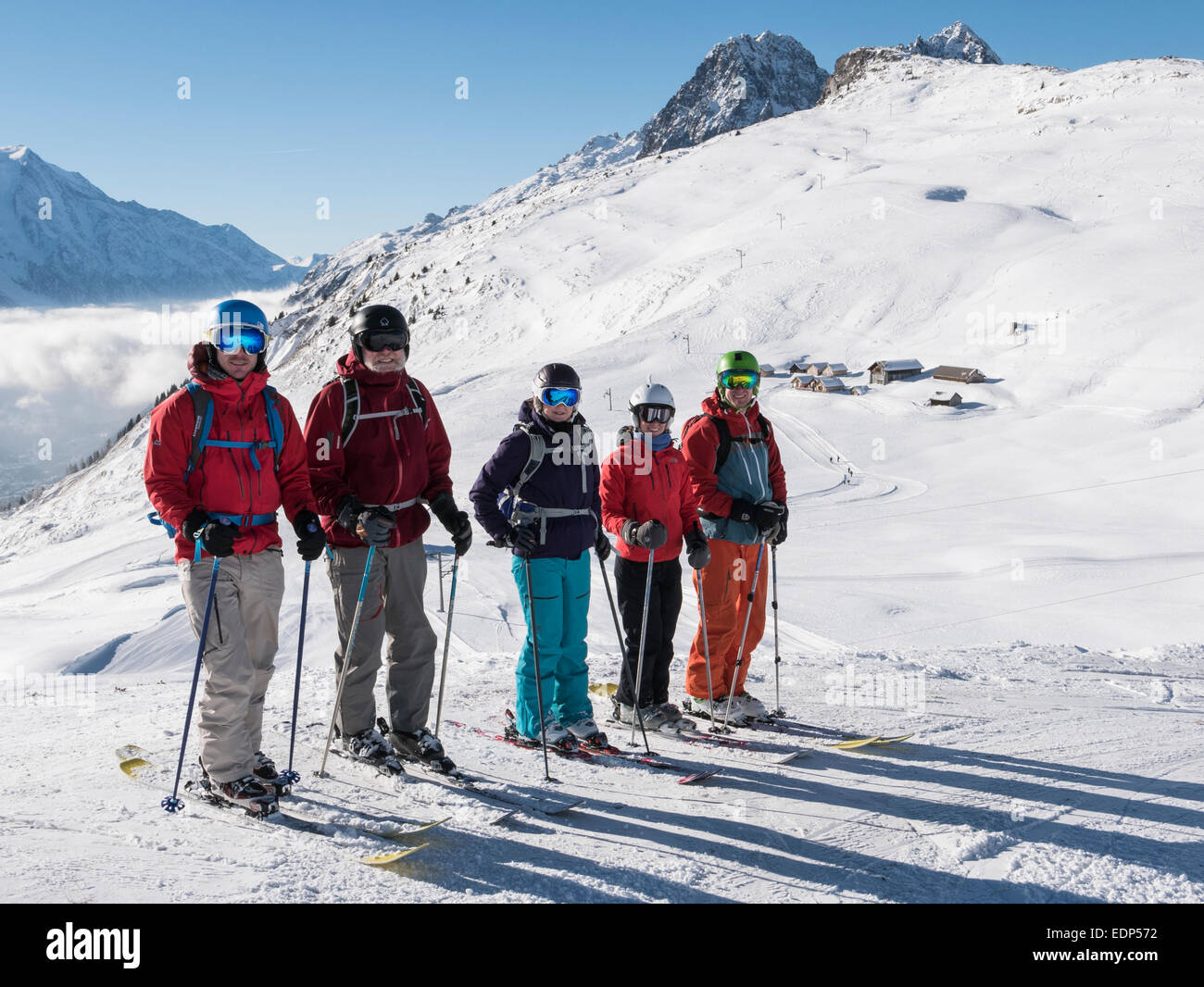 Famiglia di sciatori sci su Tete de Balme nelle Alpi francesi. Le Tour, Chamonix-Mont-Blanc, Haute Savoie, Rhone-Alpes, Francia, Europa Foto Stock