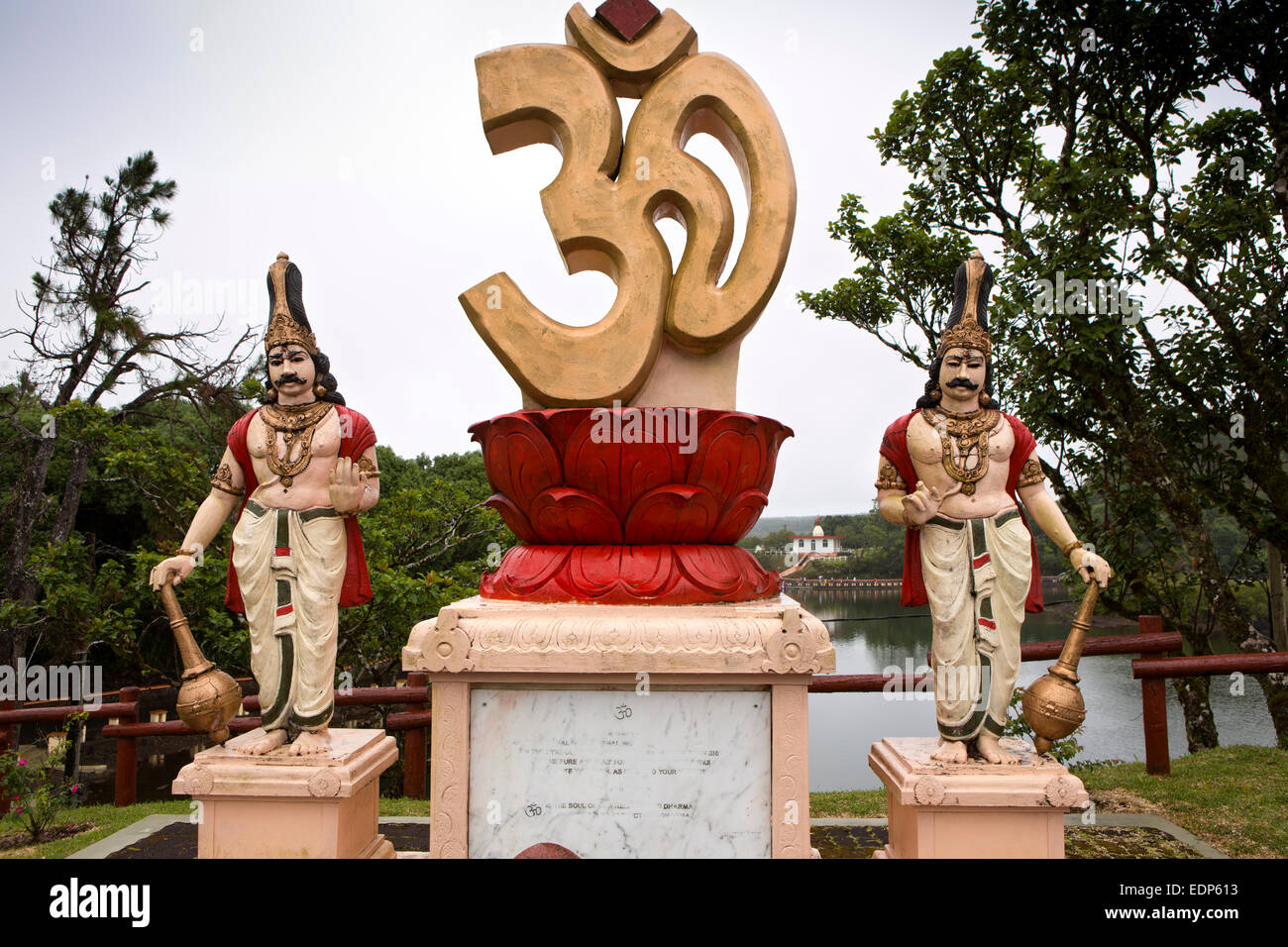 Mauritius Grand Bassin, Ganga Talao lago sacro, om synbol statua Foto Stock