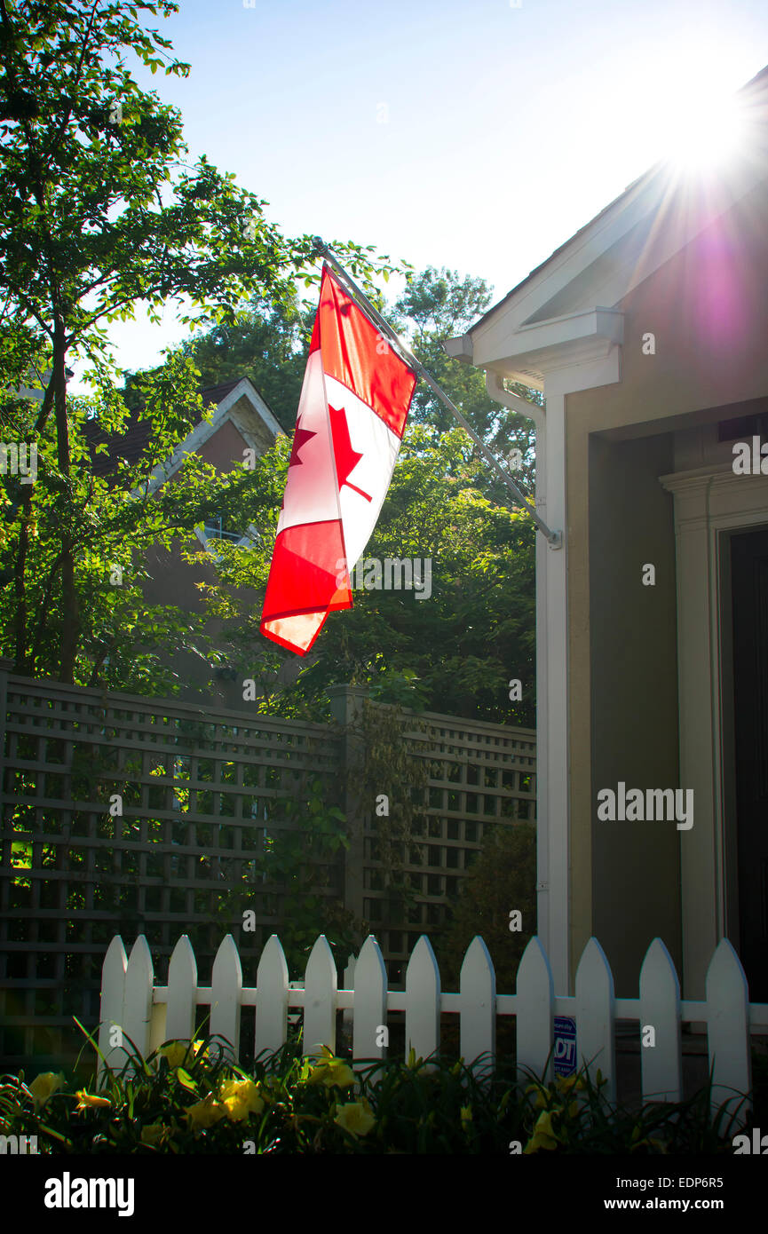 Bandiera canadese sulla parte anteriore di una casa nei sobborghi di Toronto Foto Stock