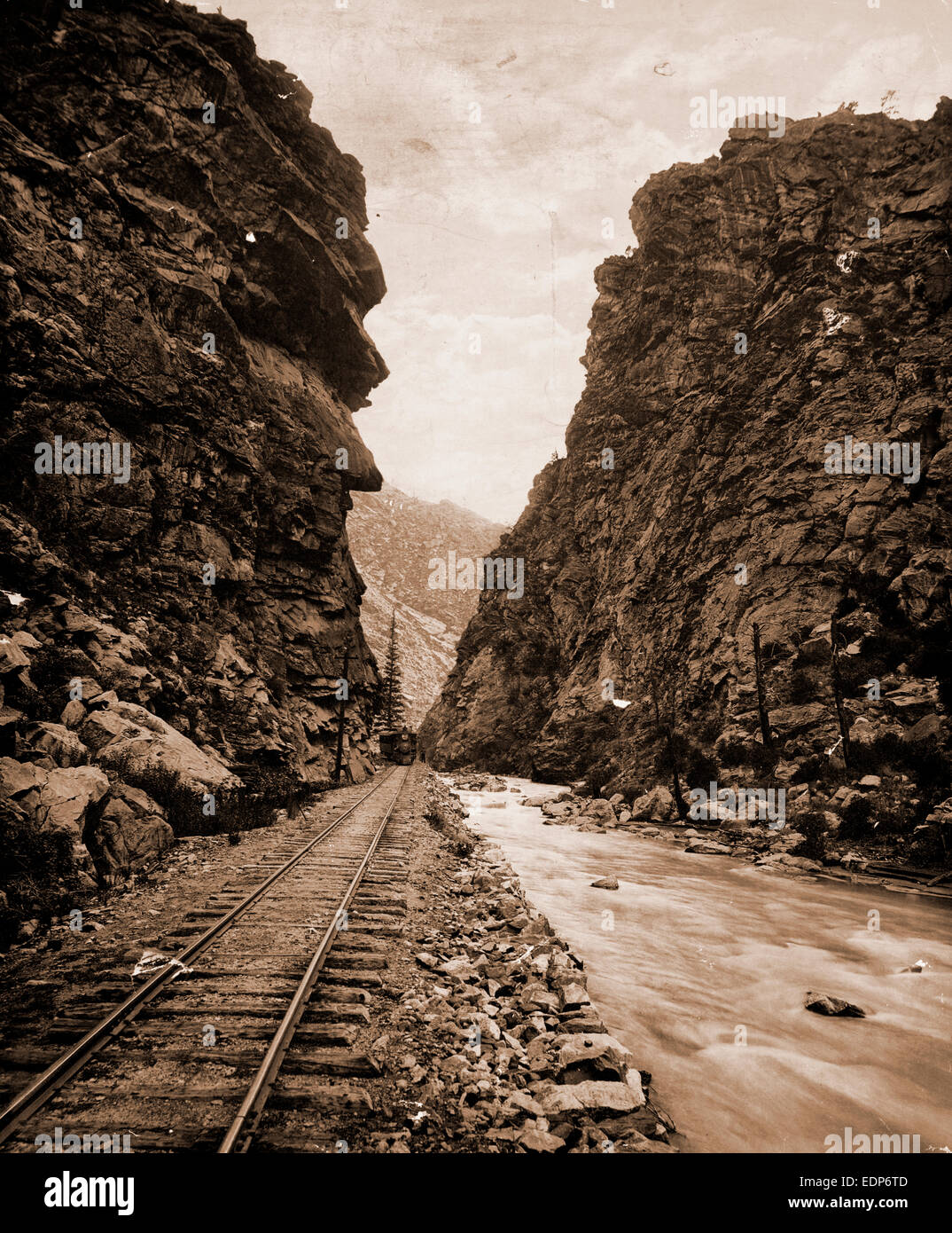 Clear Creek Canon, Colorado, Jackson, William Henry, 1843-1942, Denver e Rio Grande Western Railroad, Canyons, binari ferroviari Foto Stock