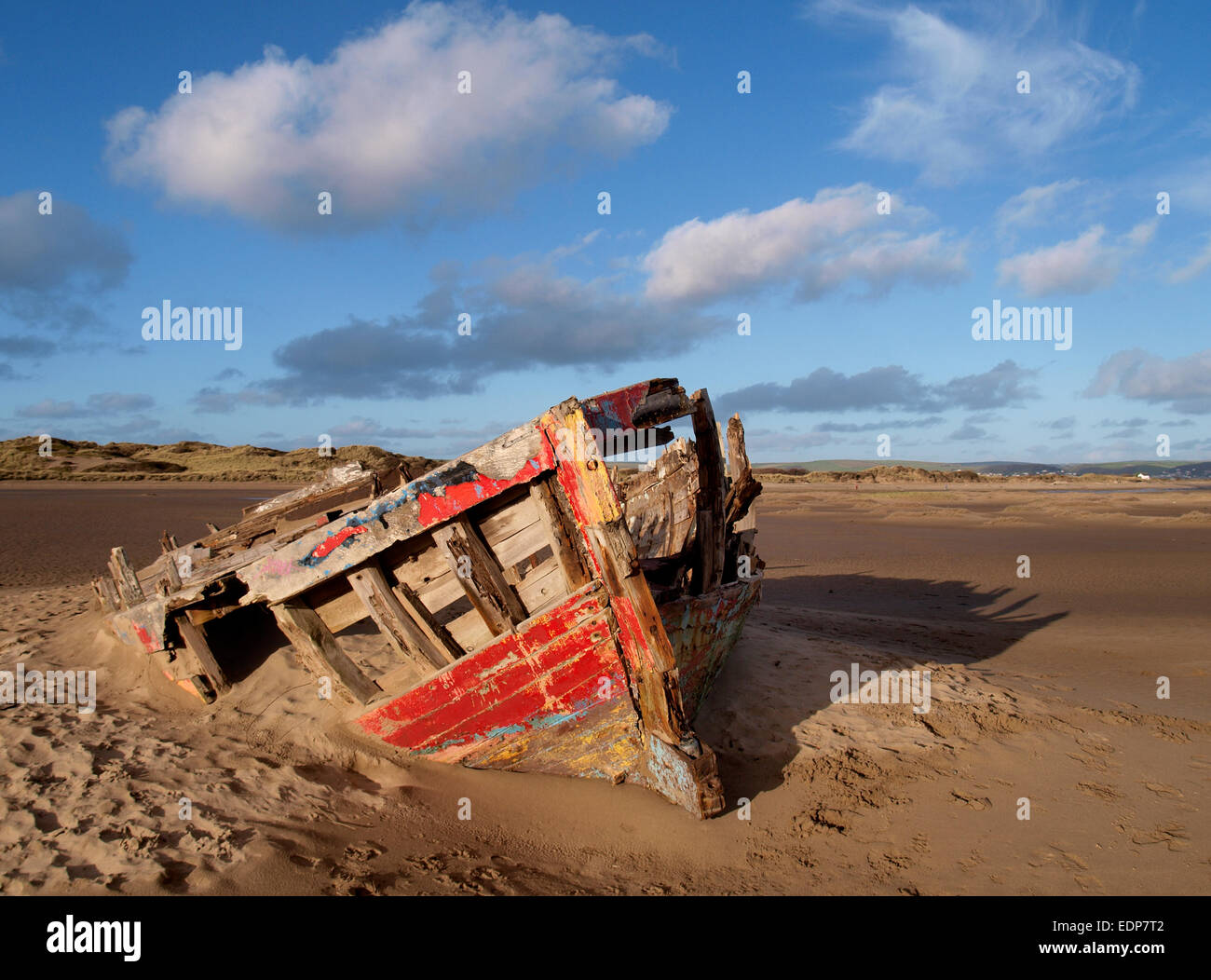 Vecchia barca in legno decadendo nella sabbia sul bordo del fiume Taw sul bordo di Braunton Burrows, Devon, Regno Unito Foto Stock