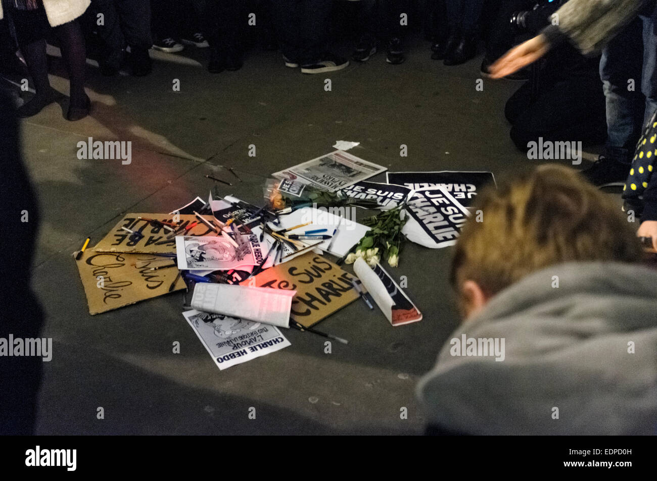 Londra, Regno Unito. Il 7 gennaio, 2015. Le persone si sono riunite in Trafalgar Square a manifestare il loro sostegno alle vittime degli attacchi terroristici contro la rivista francese Charlie Hebdo. Le penne e i cartelloni con le parole "Je Suis Charlie" (Io sono Charlie) sono disposti sul terreno. Quattordici persone sono state uccise tra cui due funzionari di polizia quando due a quattro banditi mascherati hanno aperto il fuoco alla sede di Charlie Hebdo in Parigi, Francia Credito: onebluelight.com/Alamy Live News Foto Stock